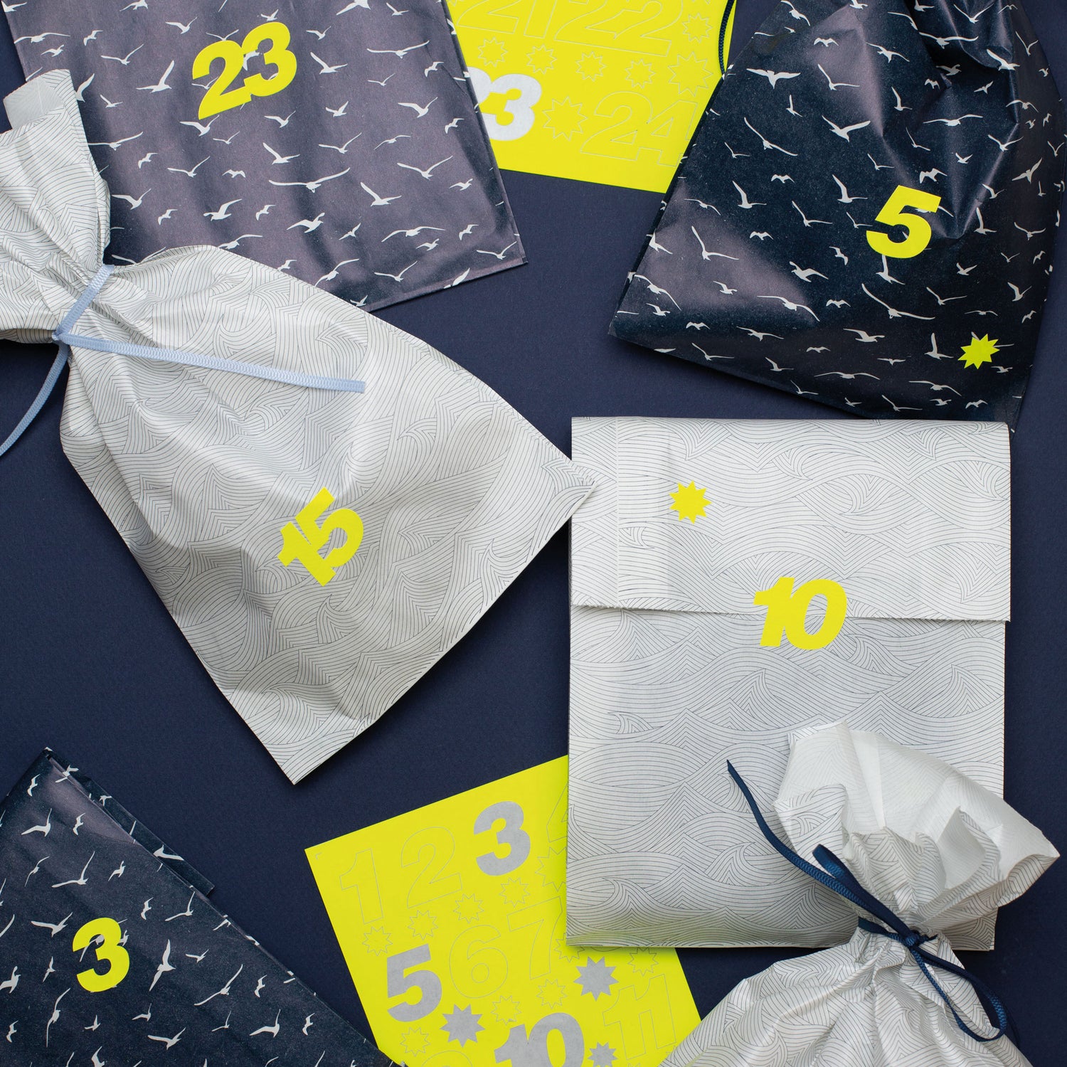 Adventskalender Set "Möwen & Wellen" - 24 Tüten mit Zahlenaufklebern und Band