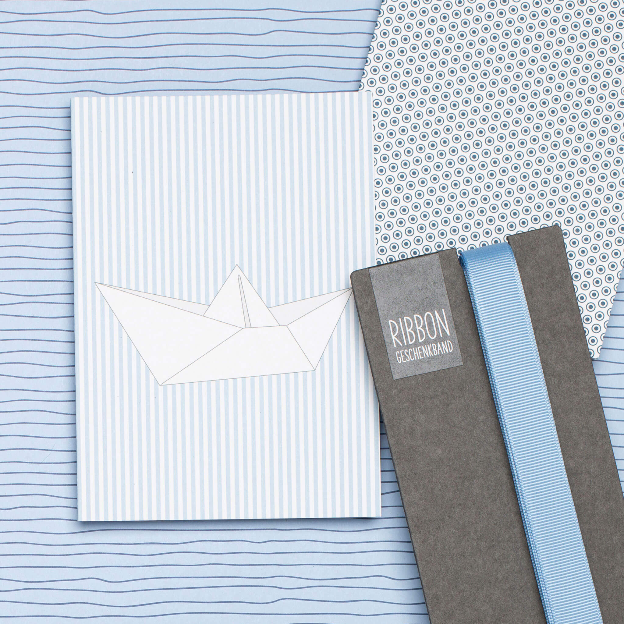 BABYKARTE PAPIERBOOT vor Streifen in hellblau von My Pretty Circus | CS-BOA1619-BL