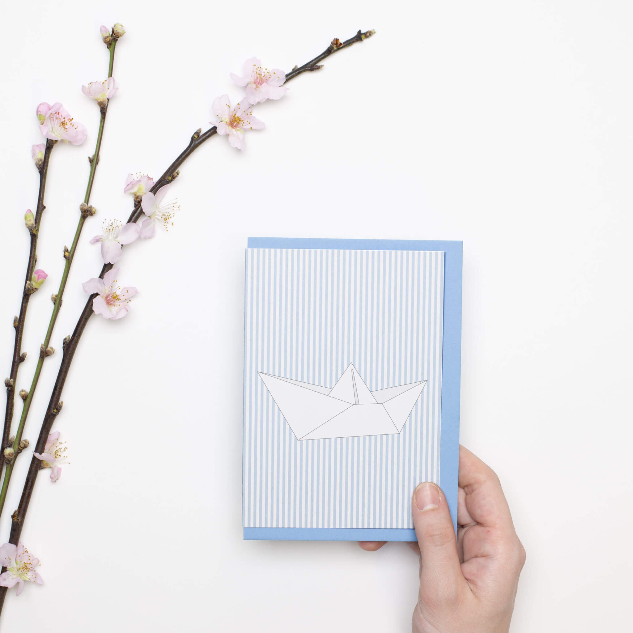 BABYKARTE PAPIERBOOT vor Streifen in hellblau von My Pretty Circus | CS-BOA1619-BL