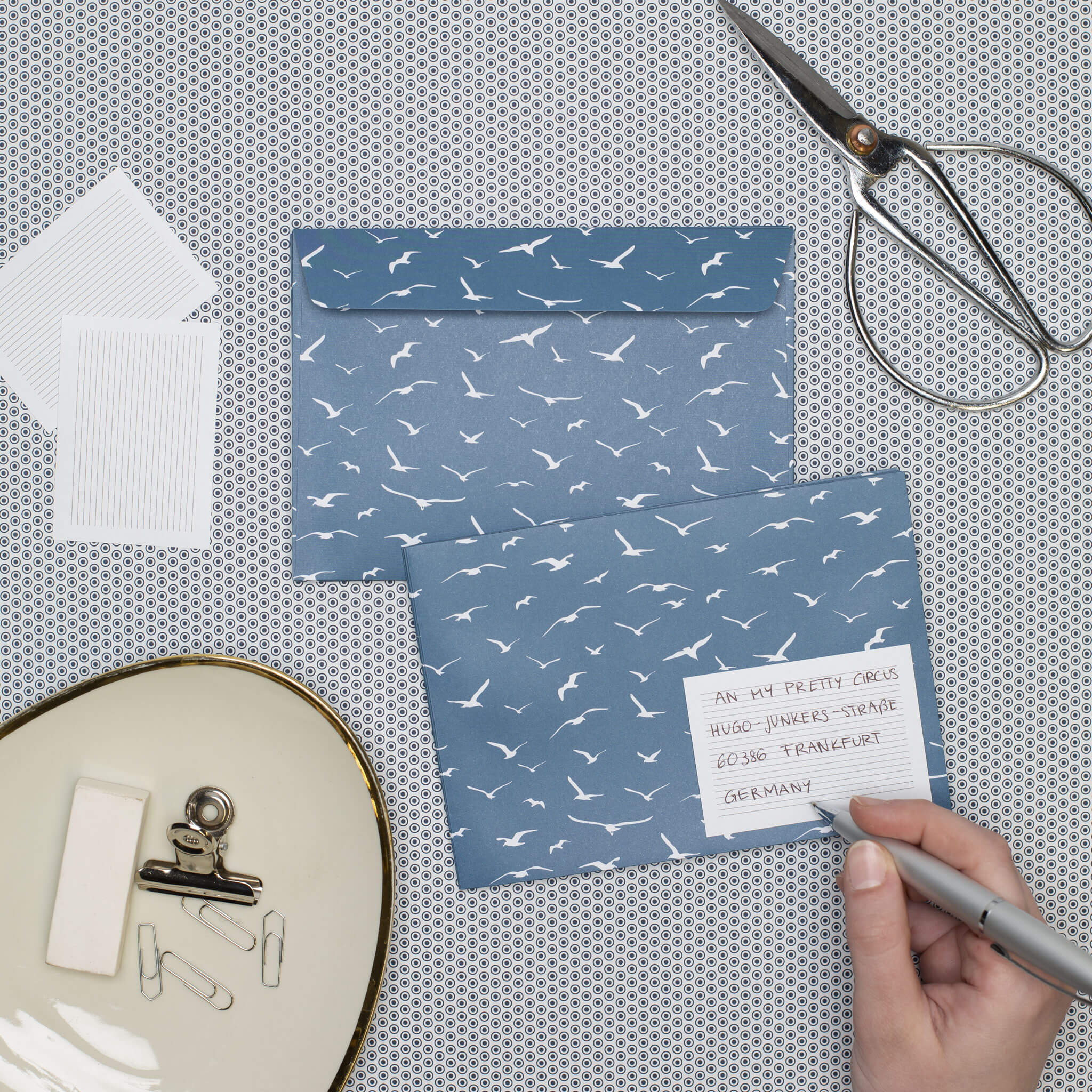 BRIEFUMSCHLÄGE MARITIME WELLEN - Briefumschläge mit maritimen Wellen für Urlaubsgrüße, Set aus 8 weiß blauen Kuverts in C6 mit selbstklebender Klappe und Adressetiketten zum Beschriften-EN-BIR001-PT | My Pretty Circus
