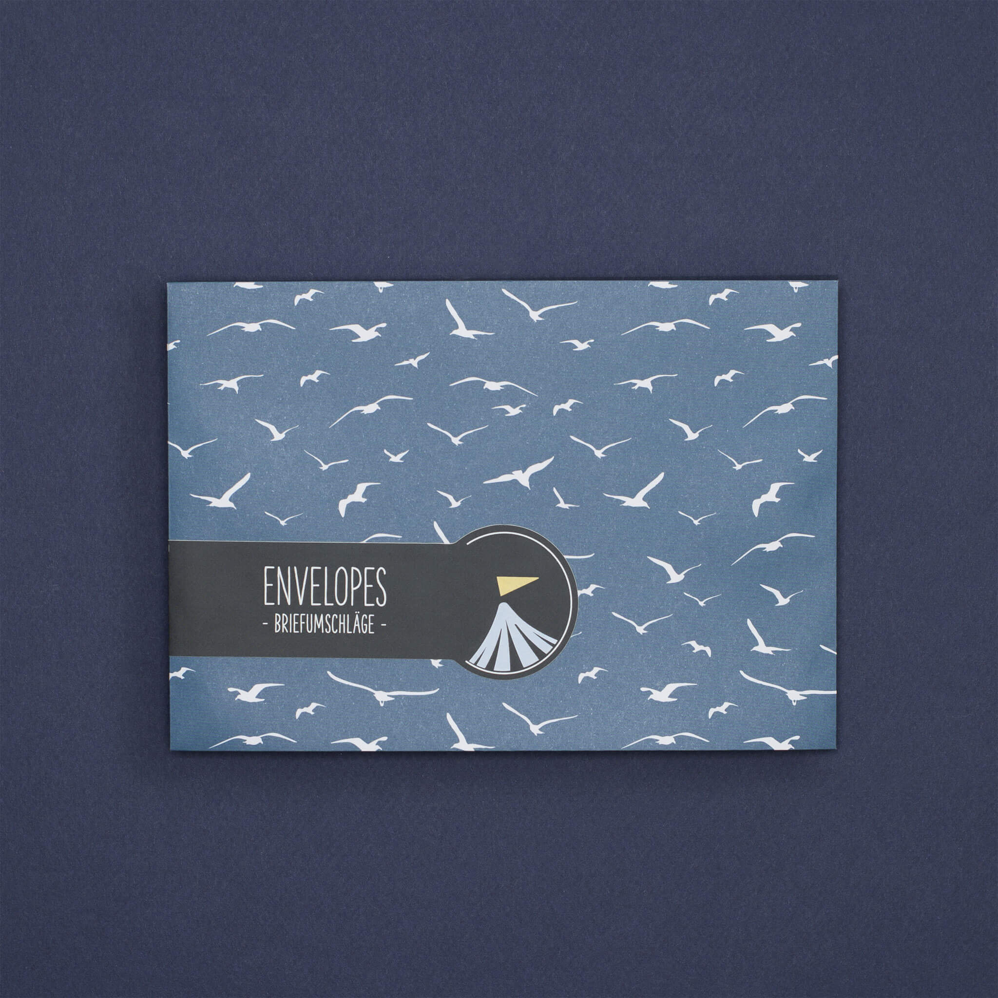 BRIEFUMSCHLÄGE BLAUE MÖWEN - Briefumschläge mit maritimen Möwen für Urlaubsgrüße, Set aus 8 blauen Kuverts in C6 mit selbstklebender Klappe und Adressetiketten zum Beschriften-EN-BIR001-PT | My Pretty Circus