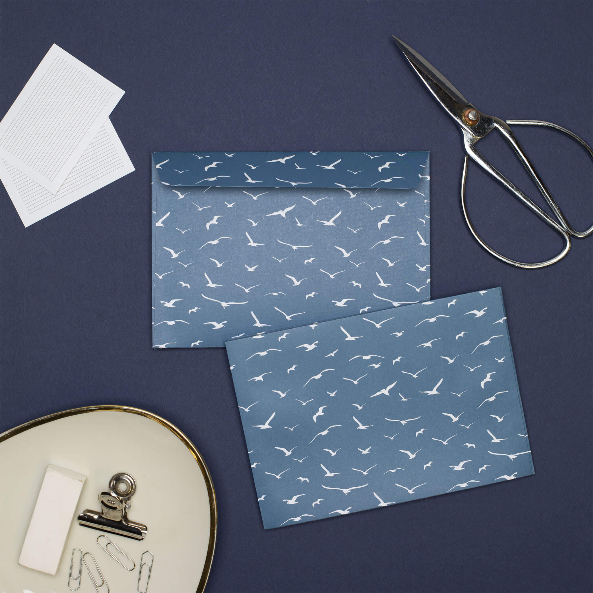 BRIEFUMSCHLÄGE BLAUE MÖWEN - Briefumschläge mit maritimen Möwen für Urlaubsgrüße, Set aus 8 blauen Kuverts in C6 mit selbstklebender Klappe und Adressetiketten zum Beschriften-EN-BIR001-PT | My Pretty Circus