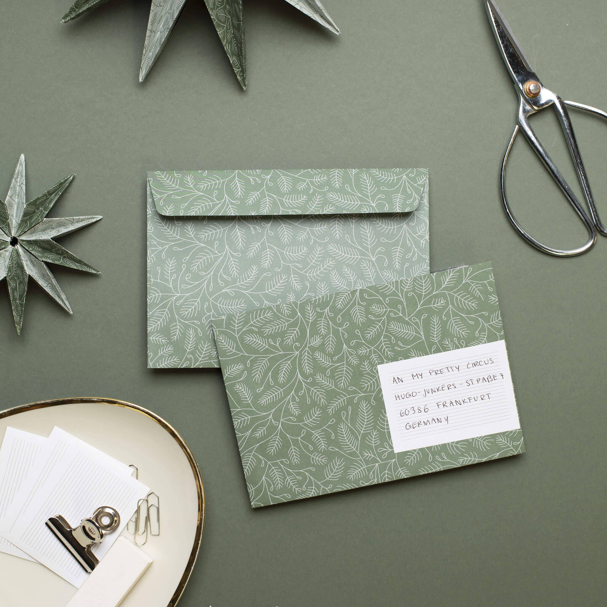 BRIEFUMSCHLÄGE GRÜNE ZWEIGE - Briefumschläge mit Tannenzweigen für Weihnachtsgrüße, Set aus 8 grünen Kuverts in C6 mit selbstklebender Klappe und Adressetiketten zum Beschriften-EN-BRA2204-GR | My Pretty Circus