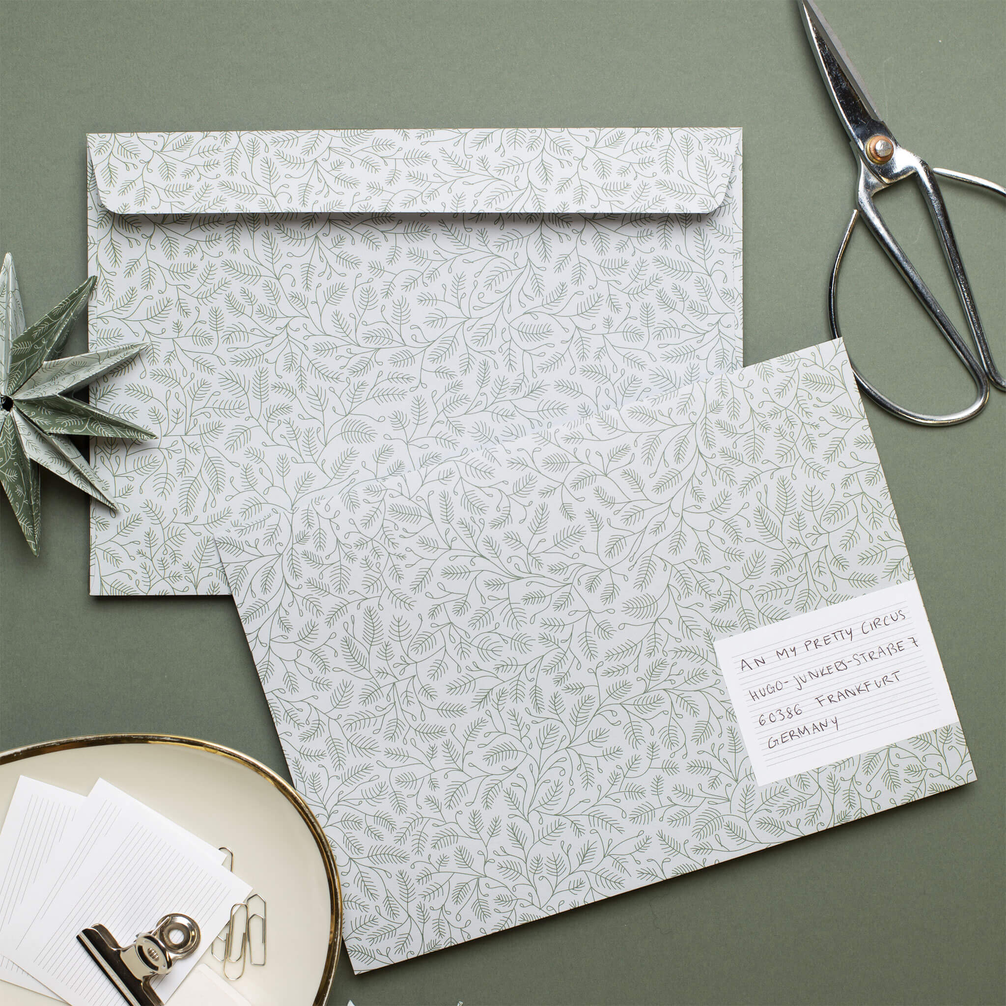 BRIEFUMSCHLÄGE ZWEIGE MINT - Briefumschläge mit Tannenzweigen für Weihnachtsgrüße, Set aus 8 mintfarbenen Kuverts in C5 mit selbstklebender Klappe und Adressetiketten zum Beschriften-EN-BRA2205-MI | My Pretty Circus
