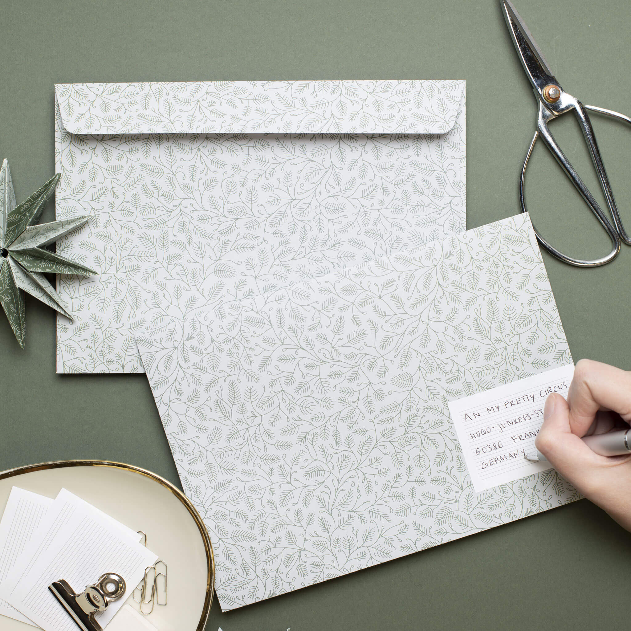 BRIEFUMSCHLÄGE ZWEIGE MINT - Briefumschläge mit Tannenzweigen für Weihnachtsgrüße, Set aus 8 mintfarbenen Kuverts in C5 mit selbstklebender Klappe und Adressetiketten zum Beschriften-EN-BRA2205-MI | My Pretty Circus