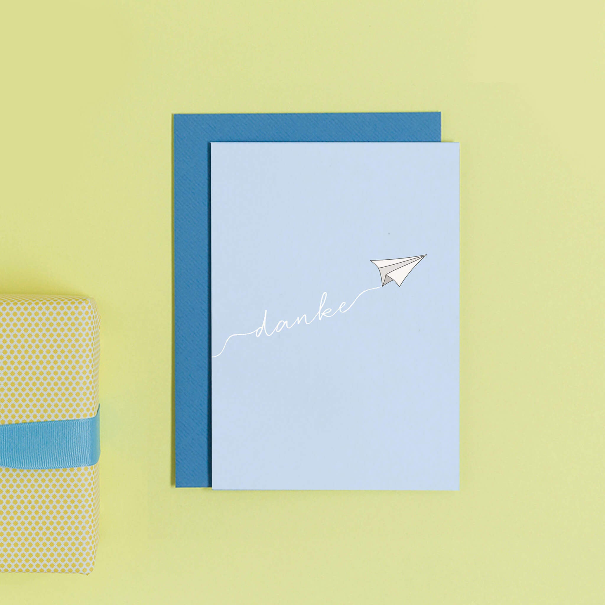 DANKESKARTE "DANKE" mit Papierflieger in hellblau von My Pretty Circus | GC-DAN1803-LB