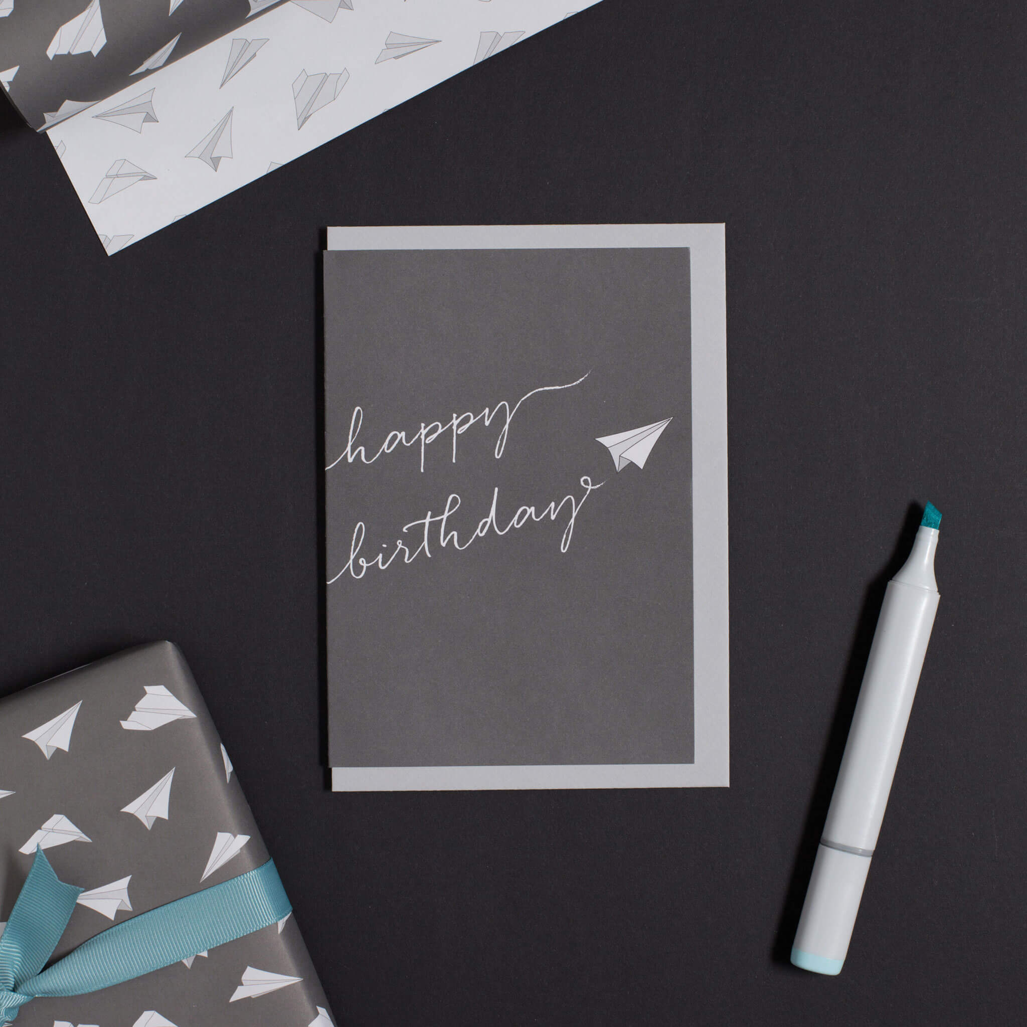 GEBURTSTAGSKARTE PAPIERFLIEGER schreibt "HAPPY BIRTHDAY" - dunkelgrau von My Pretty Circus | GC-PAP1616-DG