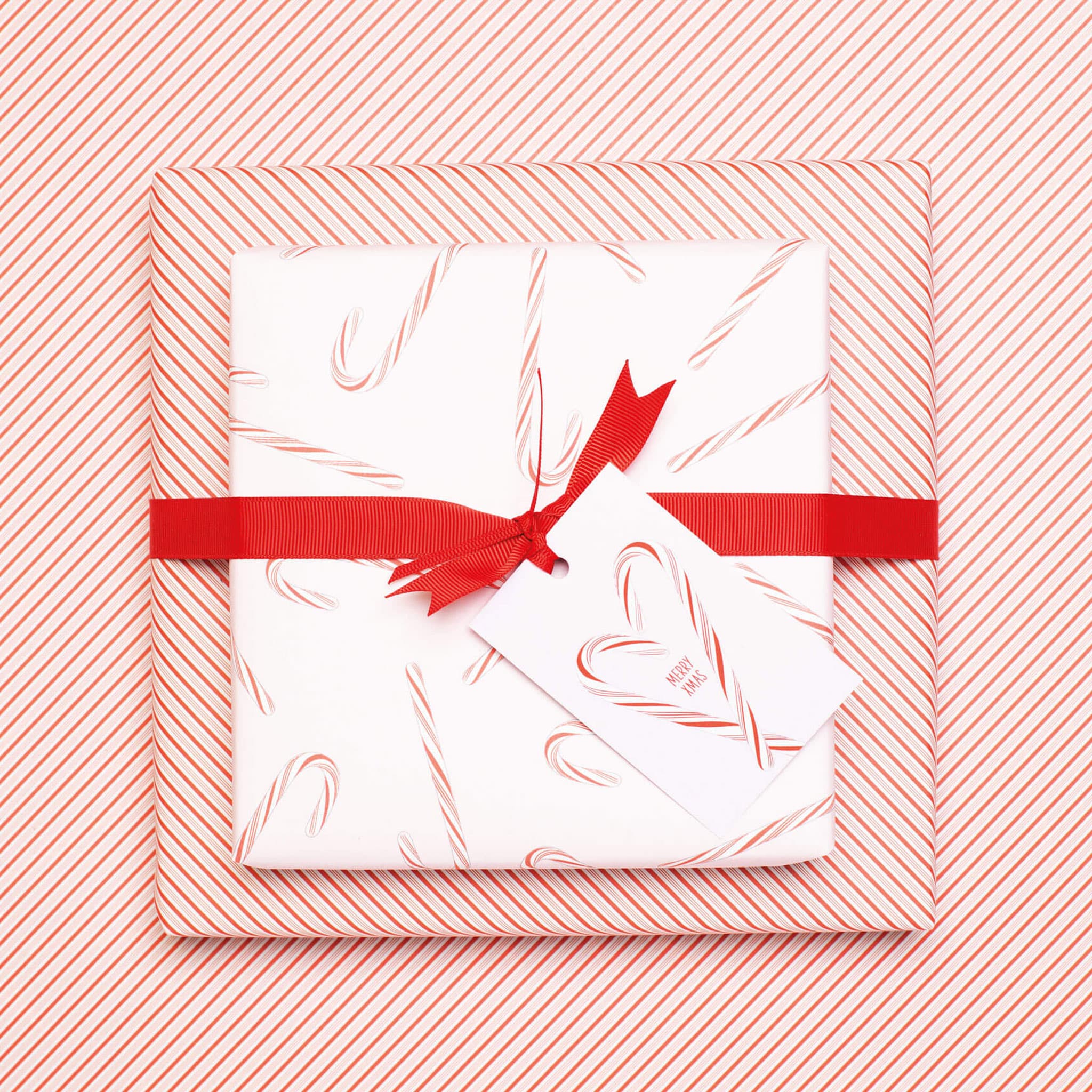 Geschenkanhänger Candy Cane "Merry XMas" - 5er Set mit Zuckerstangen vor rosa und farblich passendem Band - 100% Recyclingpapier von My Pretty Circus | GT-CAN2102-RO