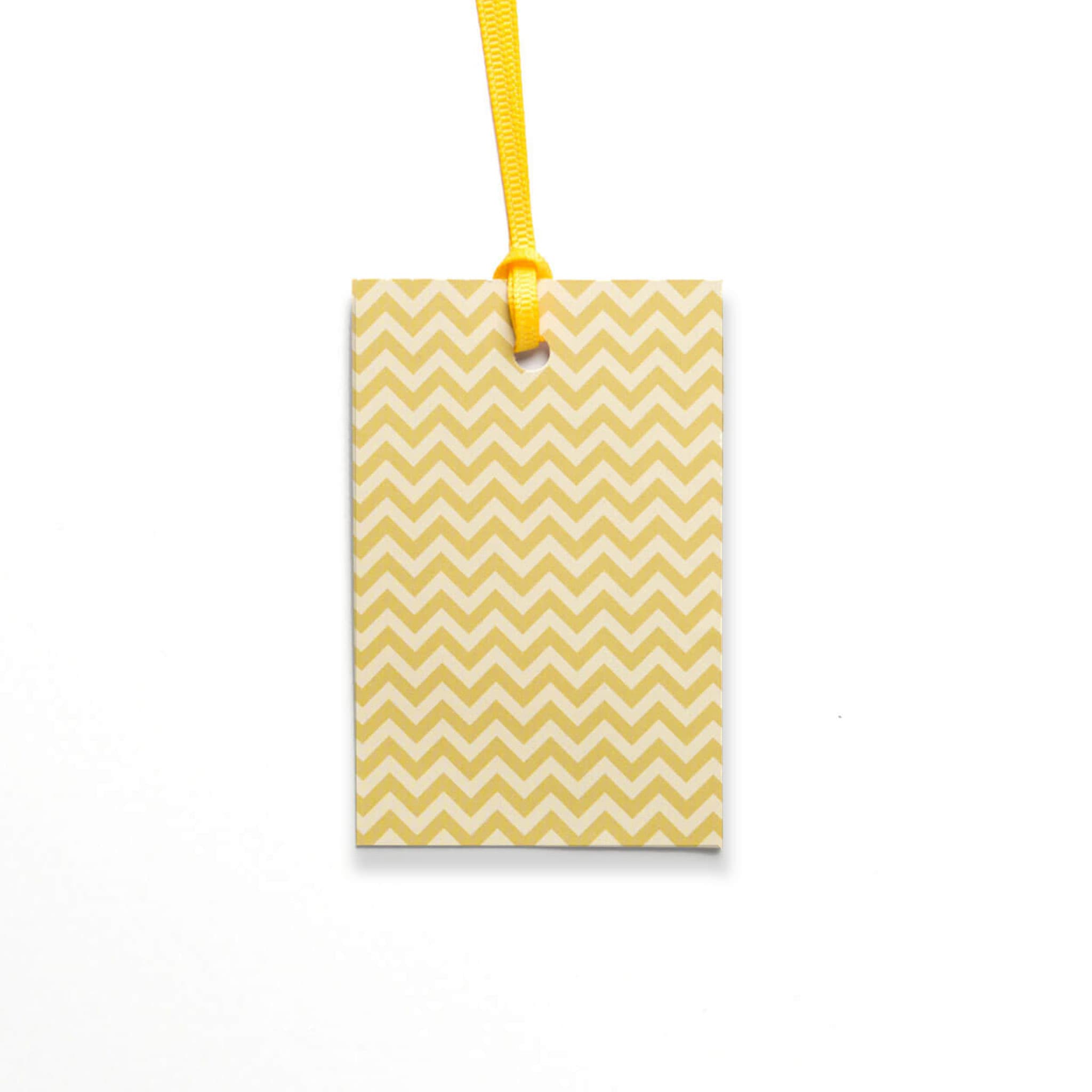 Geschenkanhänger "Chevron" - 5er Set mit senfgelbem Zickzackmuster und farblich passendem Band - 100% Recyclingpapier von My Pretty Circus | GT-CHE009-MU