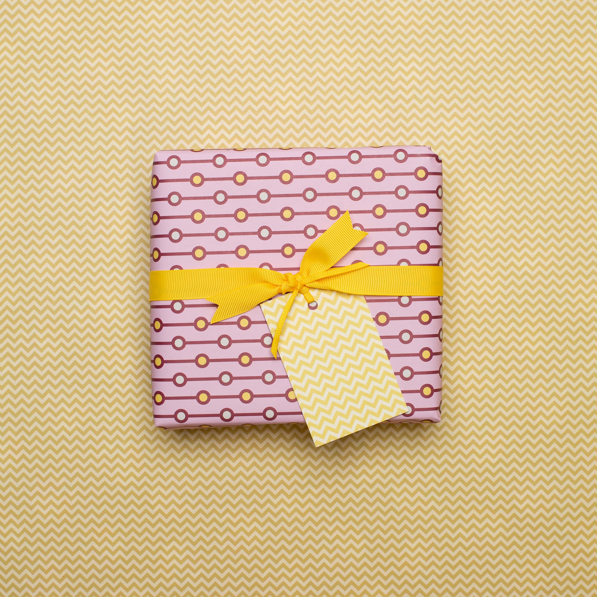 Geschenkanhänger "Chevron" - 5er Set mit senfgelbem Zickzackmuster und farblich passendem Band - 100% Recyclingpapier von My Pretty Circus | GT-CHE009-MU