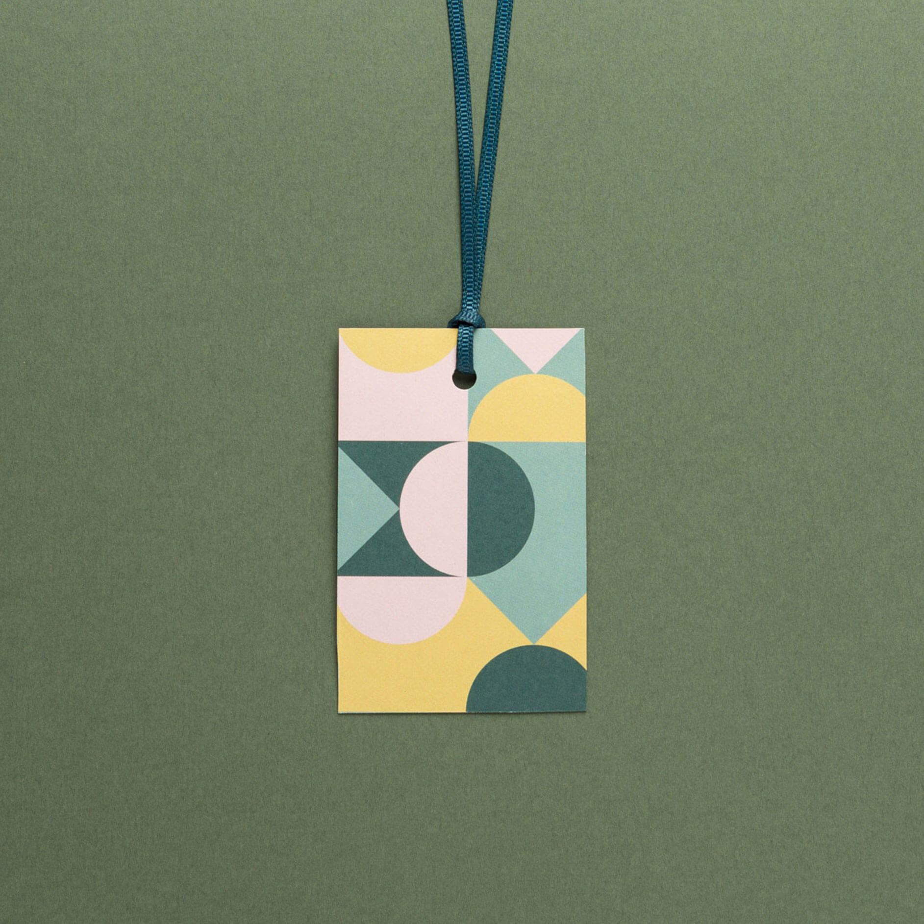 Geschenkanhänger "Shapes" - 5er Set mit geometrischen Formen im Retro Stil und farblich passendem Band - 100% Recyclingpapier von My Pretty Circus | GT-SHA010-BG