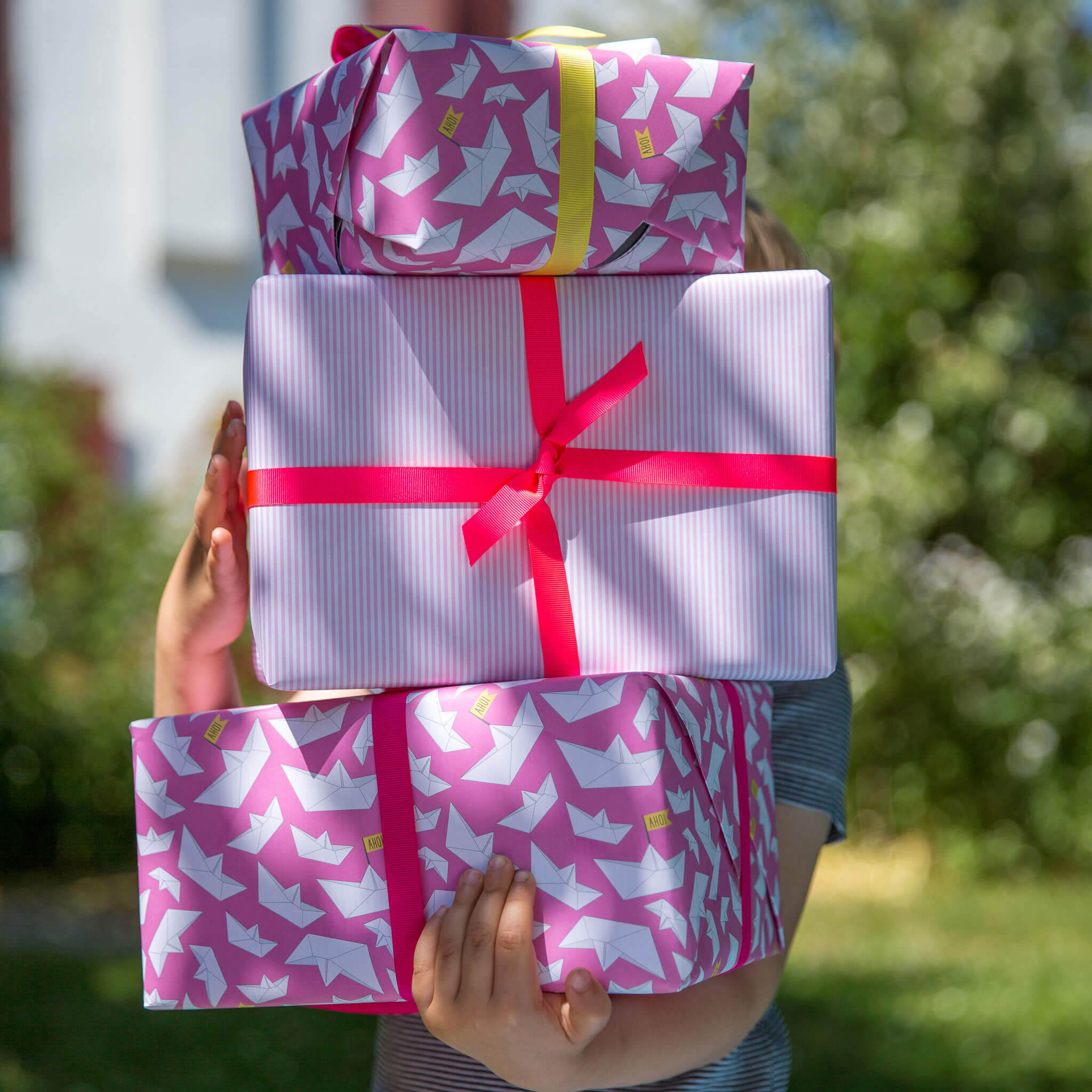Geschenkpapier "Faltboote" und Streifen in pink - doppelseitig bedruckt auf 100% Recyclingpapier von My Pretty Circus | RW-AHO1614-PI