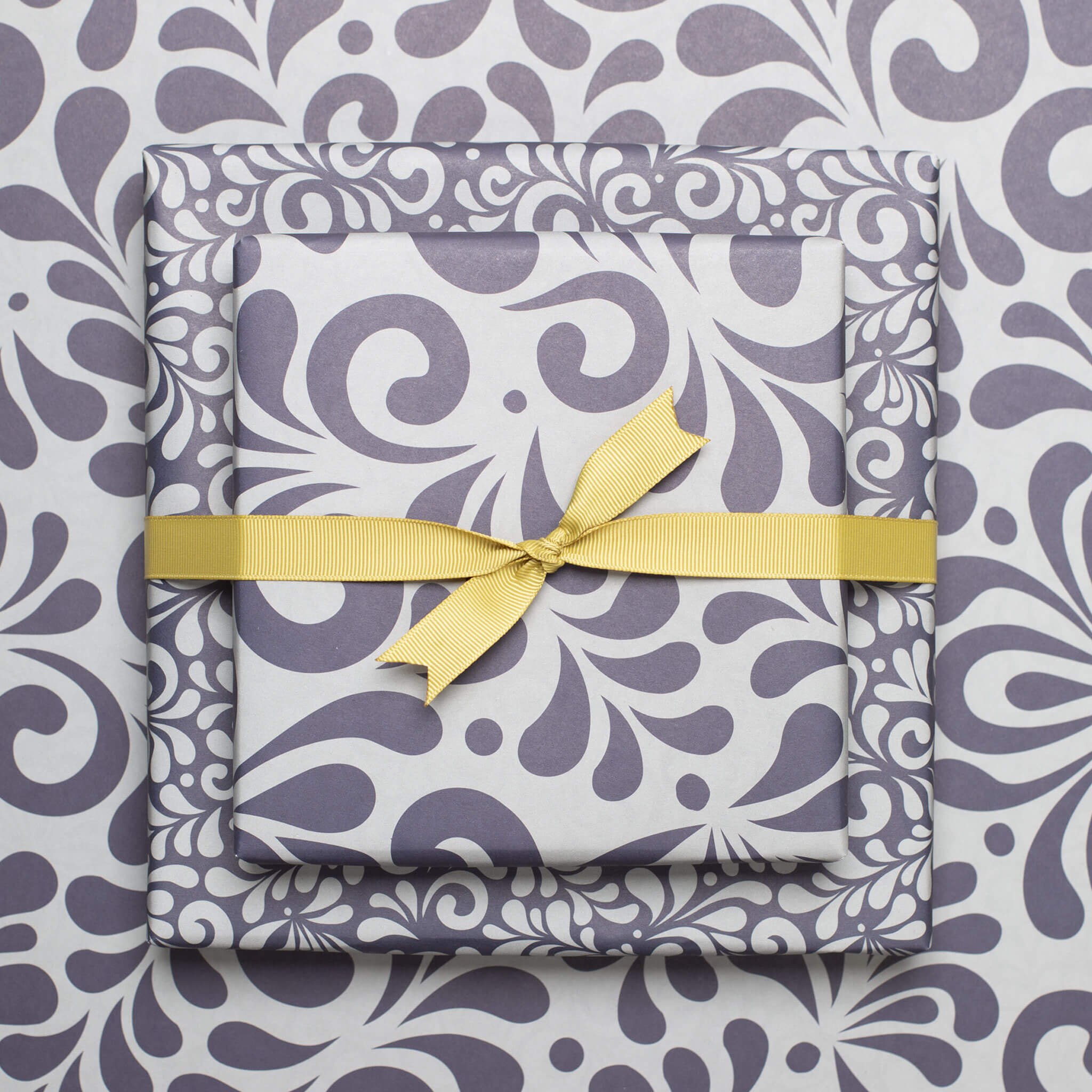 Geschenkpapier "Bembel" in grau und blauem Bembelmsuter - doppelseitig bedruckt auf 100% Recyclingpapier von My Pretty Circus | RW-BEM2243-BL