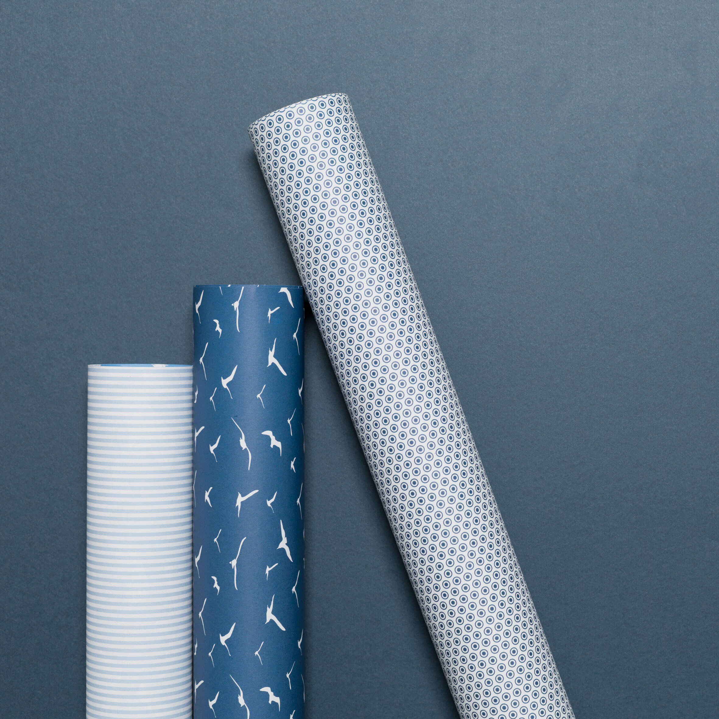 Geschenkpapier "Vögel" mit weißen Möwen vor blau - doppelseitig bedruckt auf 100% Recyclingpapier von My Pretty Circus | RW-BIR1602-PT