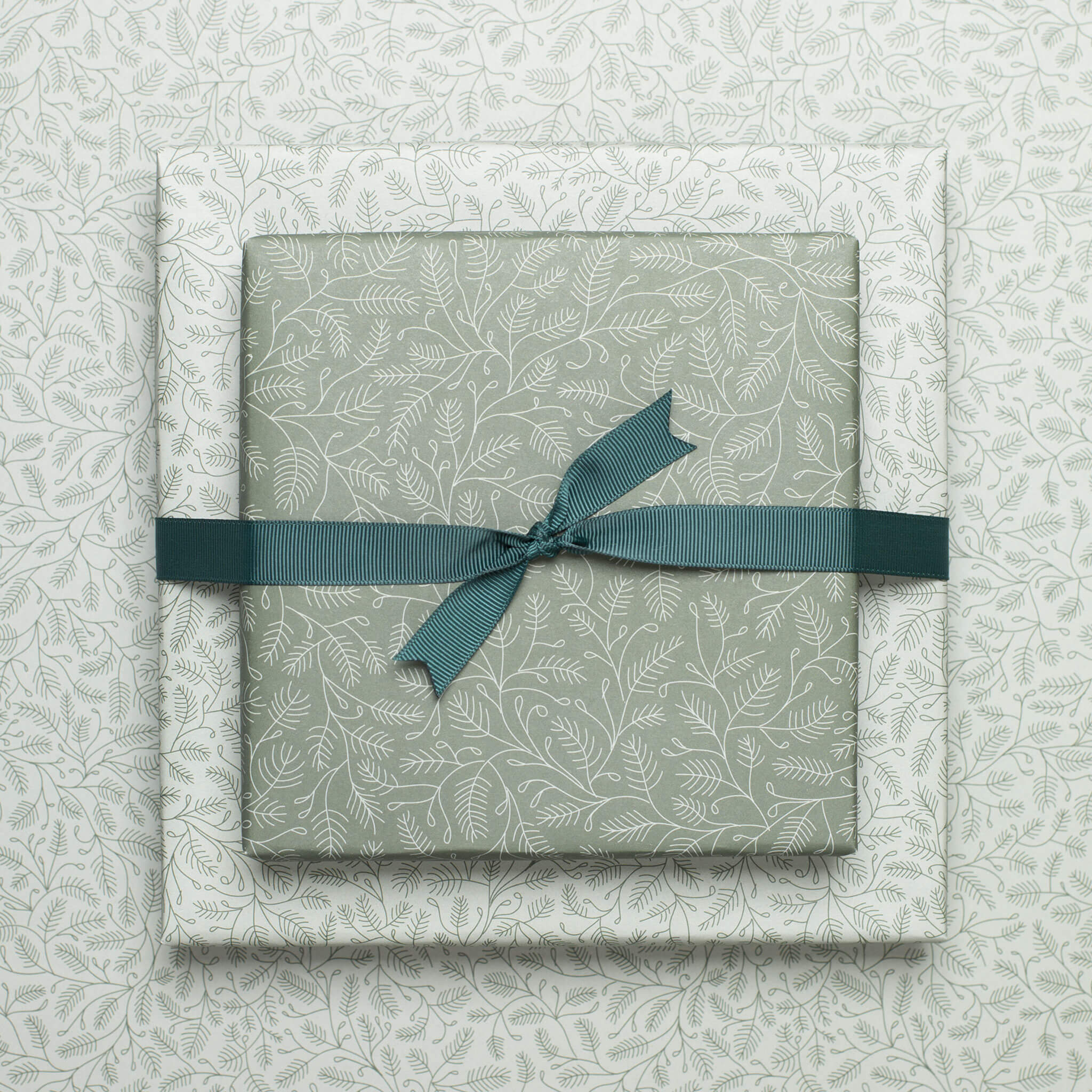 Geschenkpapier "Zweige" in grün und mint Tannenzweig Muster - doppelseitig bedruckt auf 100% Recyclingpapier von My Pretty Circus | RW-BRA2242-GR