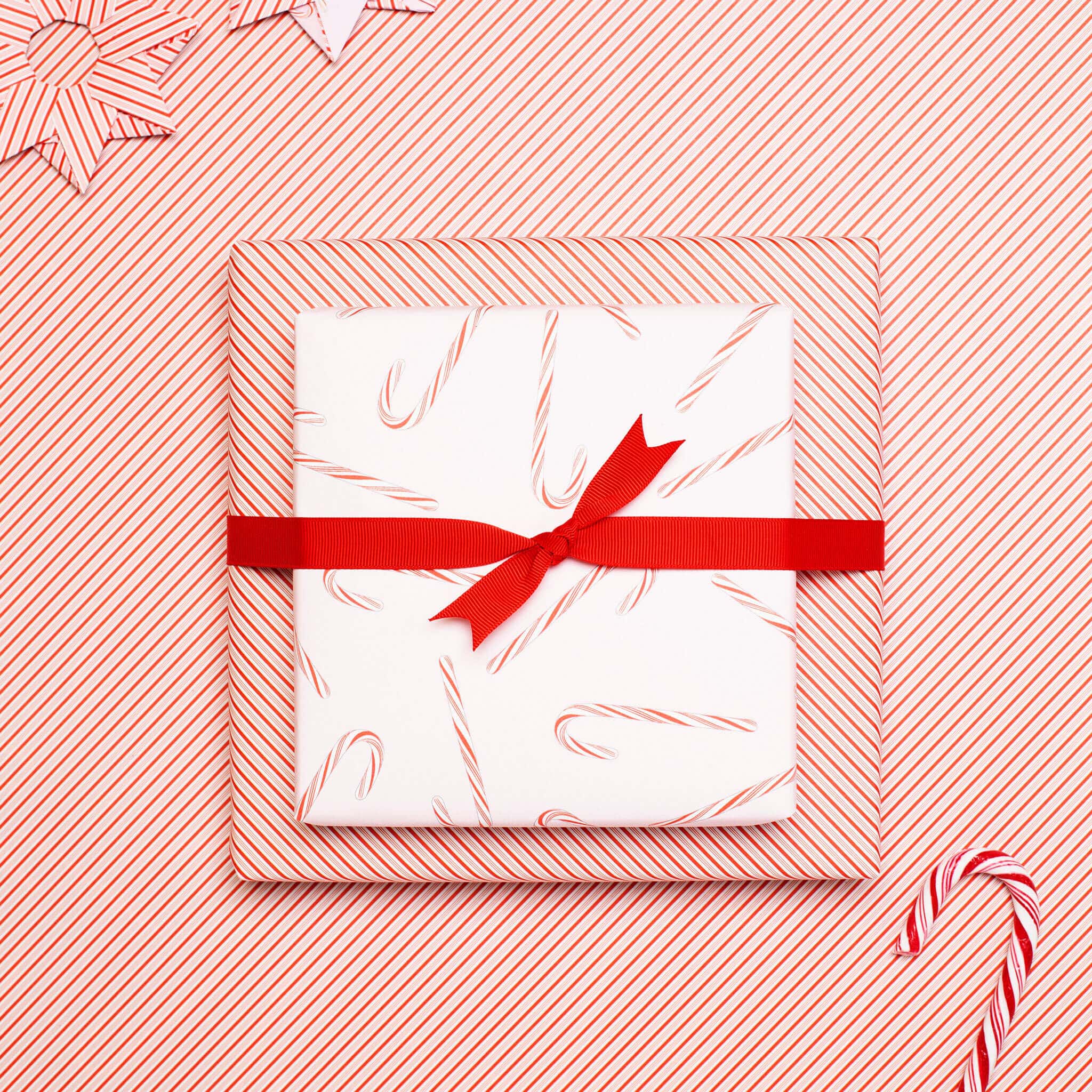 Geschenkpapier "Zuckerstangen" Candy Cane und Streifen in rot und rosa - doppelseitig bedruckt auf 100% Recyclingpapier von My Pretty Circus | RW-CAN2140-RO