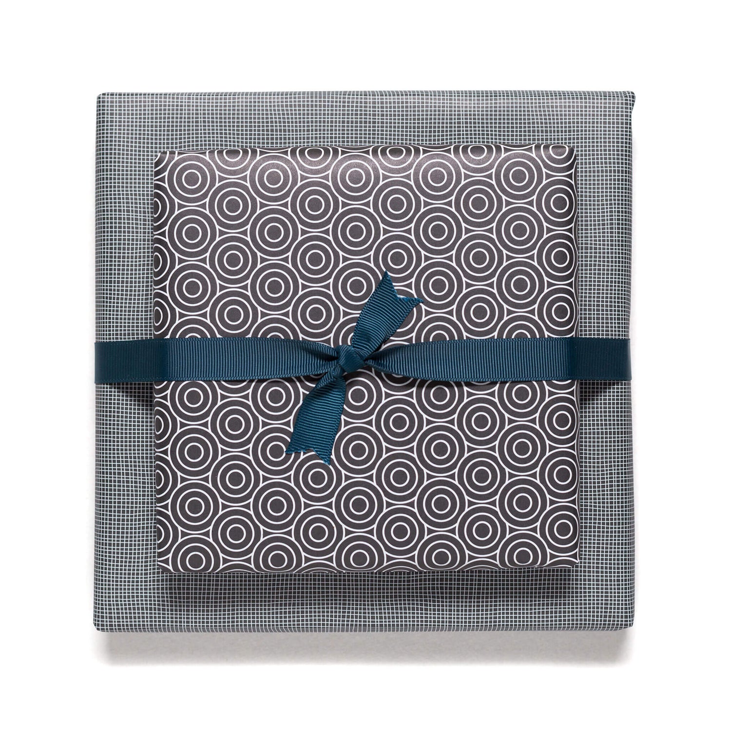 Geschenkpapier "Kreise und Netzmuster" in schwarz und weiß - doppelseitig bedruckt auf 100% Recyclingpapier  von My Pretty Circus | RW-CIR1607-BK