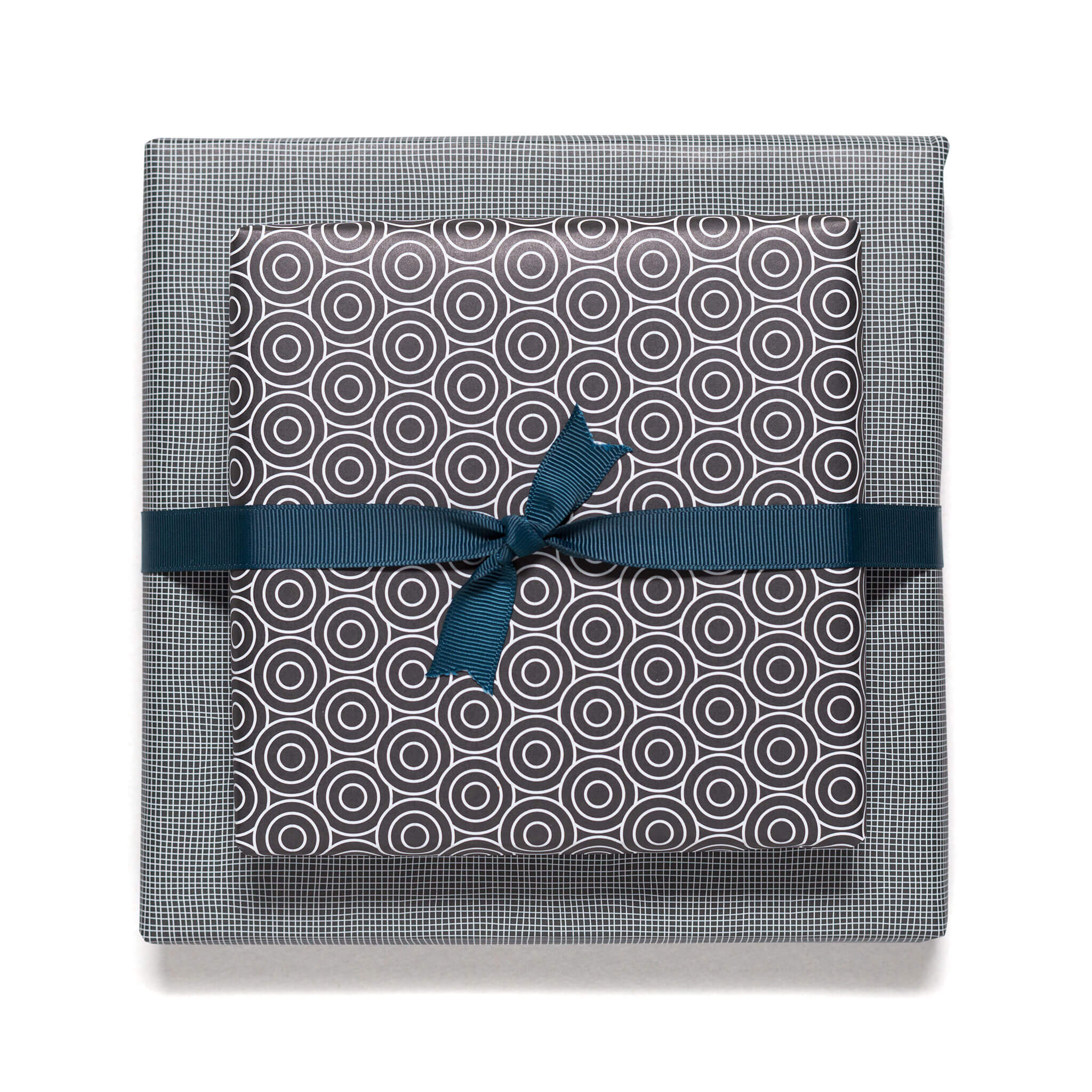 Geschenkpapier "Kreise und Netzmuster" in schwarz und weiß - doppelseitig bedruckt auf 100% Recyclingpapier von My Pretty Circus | RW-CIR1607-BK