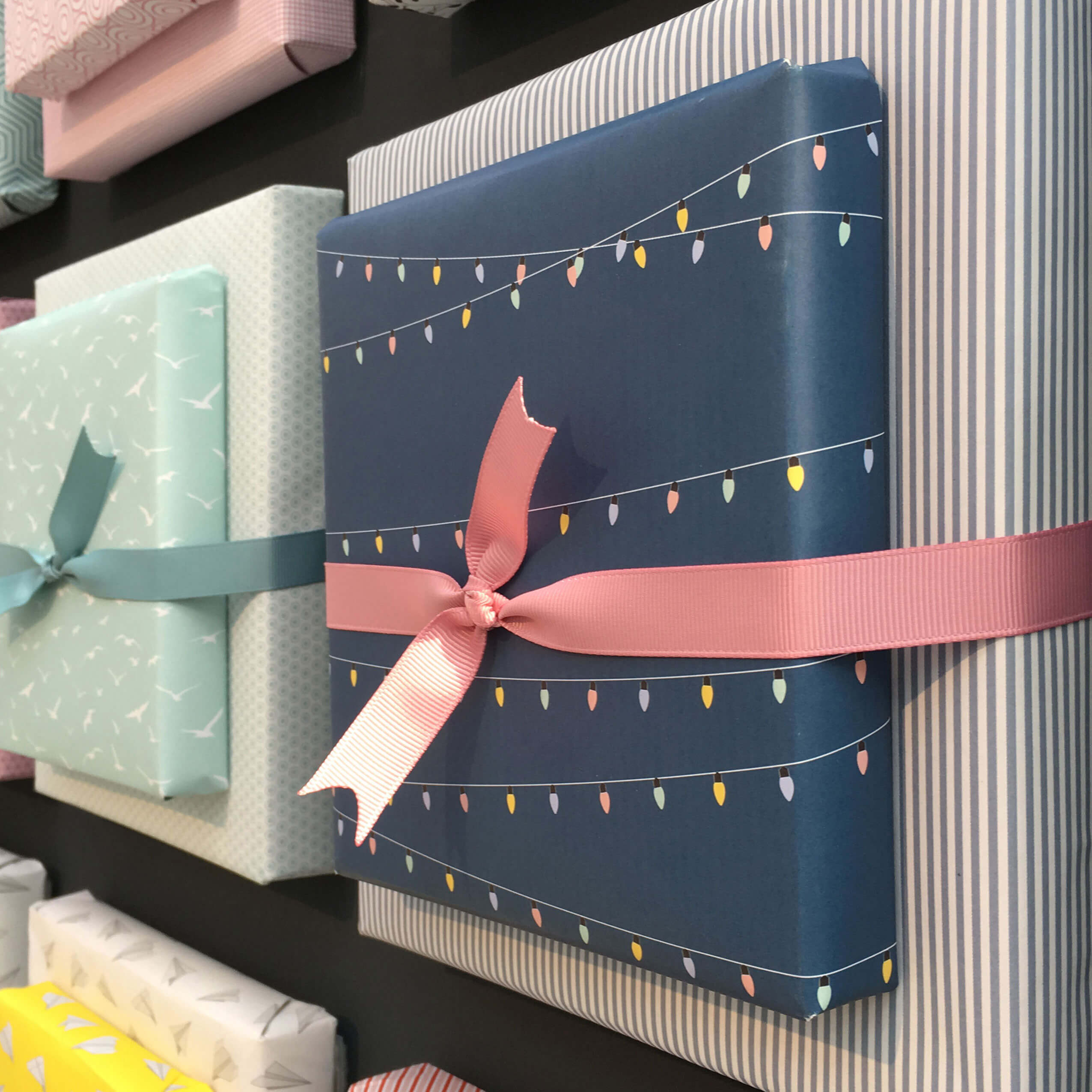 Geschenkpapier "Lichterkette" & Streifen - doppelseitig bedruckt auf 100% Recyclingpapier von My Pretty Circus | RW-LIG1617-PT