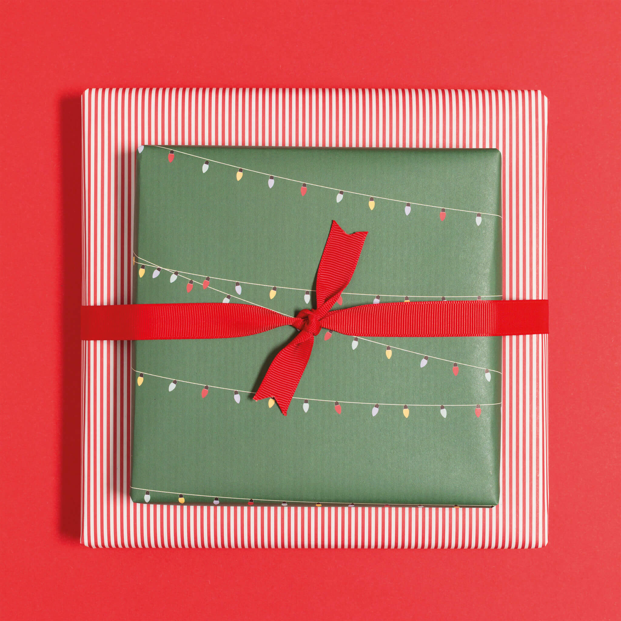 Geschenkpapier "Lichterkette" und Streifen in grün und rot  - doppelseitig bedruckt auf 100% Recyclingpapier  von My Pretty Circus | RW-LIG1702-GR
