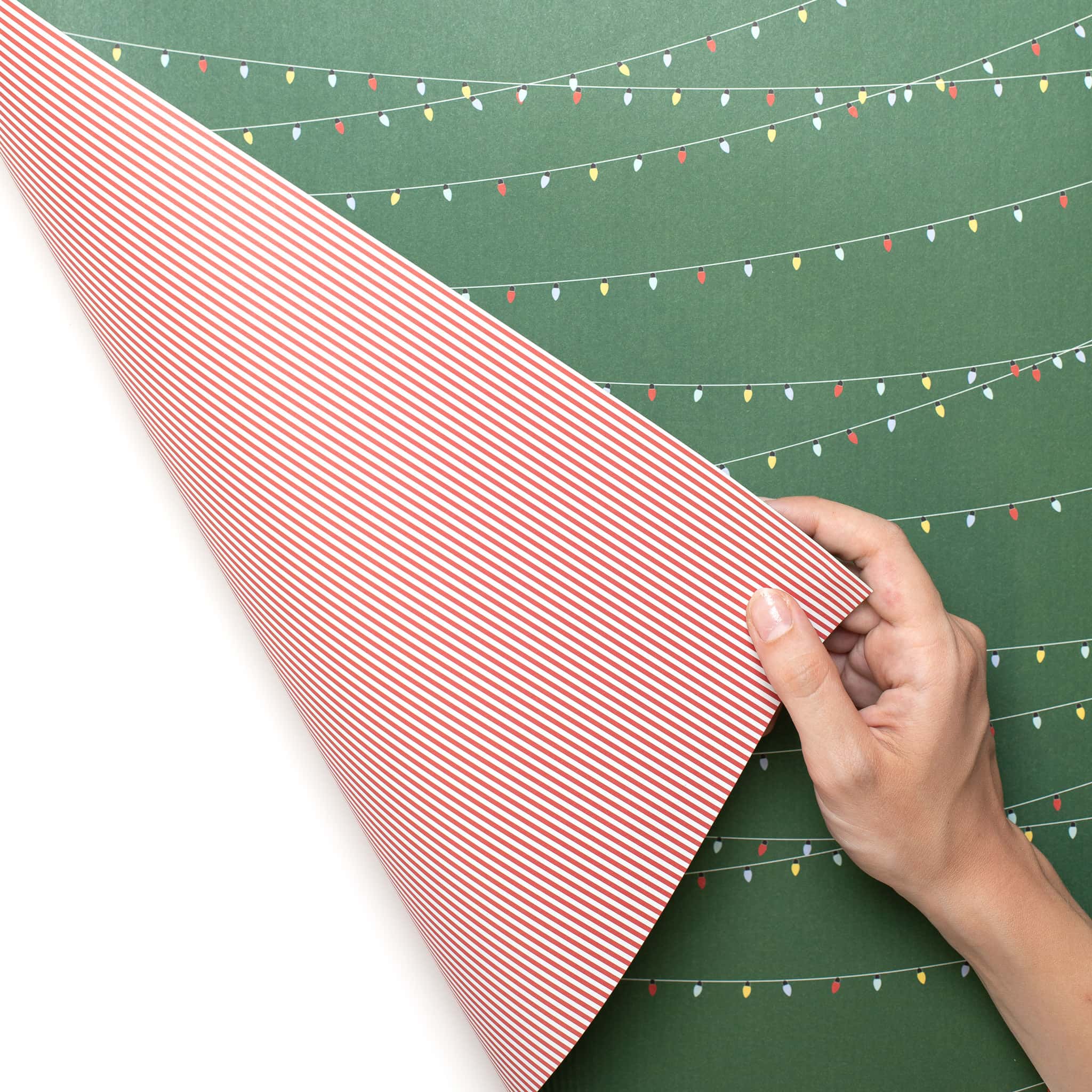 Geschenkpapier "Lichterkette" und Streifen in grün und rot  - doppelseitig bedruckt auf 100% Recyclingpapier  von My Pretty Circus | RW-LIG1702-GR