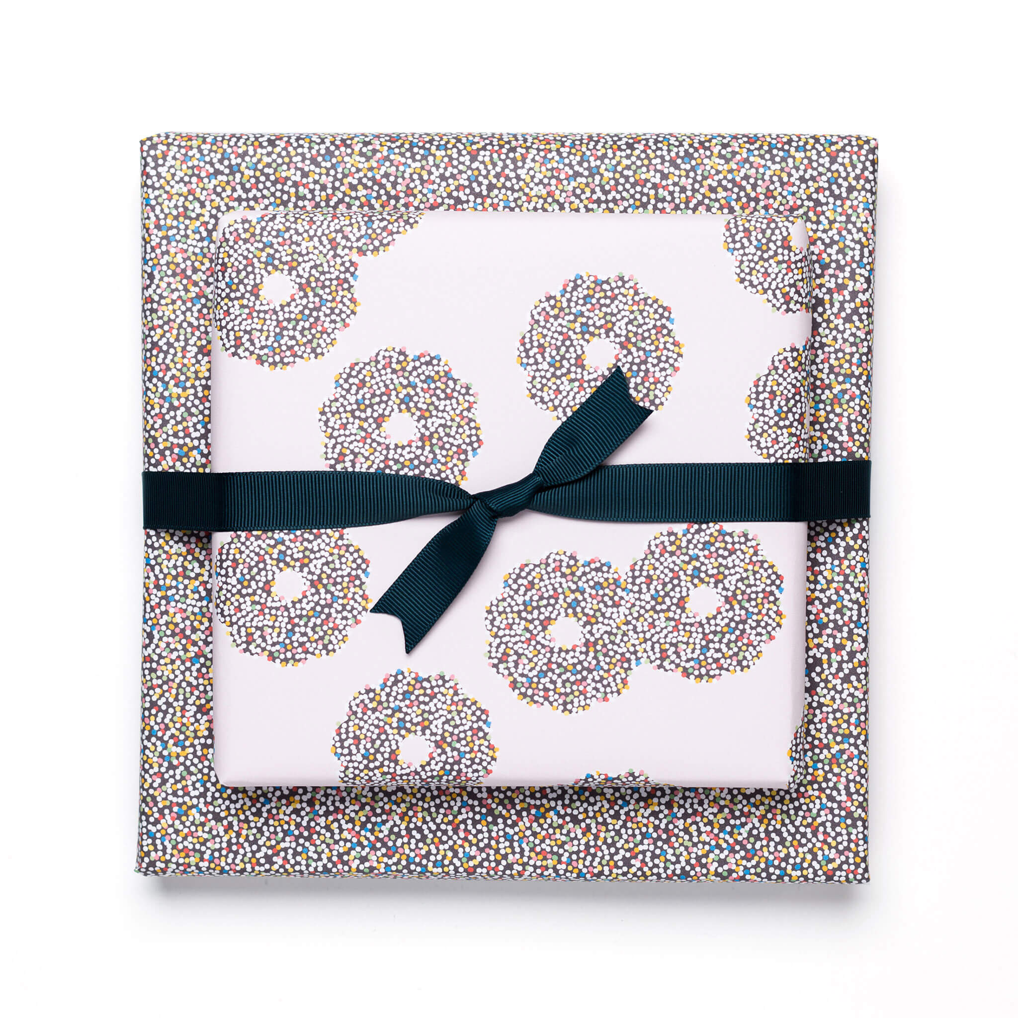 Geschenkpapier "Schokokranz & Zuckerperlen" in blassrosa und braun - doppelseitig bedruckt auf 100% Recyclingpapier von My Pretty Circus | RW-NON2030-LP