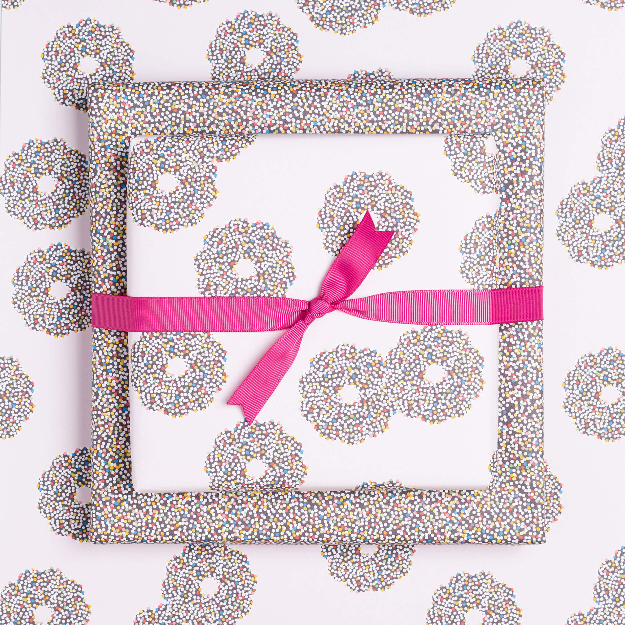 Geschenkpapier "Schokokranz & Zuckerperlen" in blassrosa und braun - doppelseitig bedruckt auf 100% Recyclingpapier von My Pretty Circus | RW-NON2030-LP