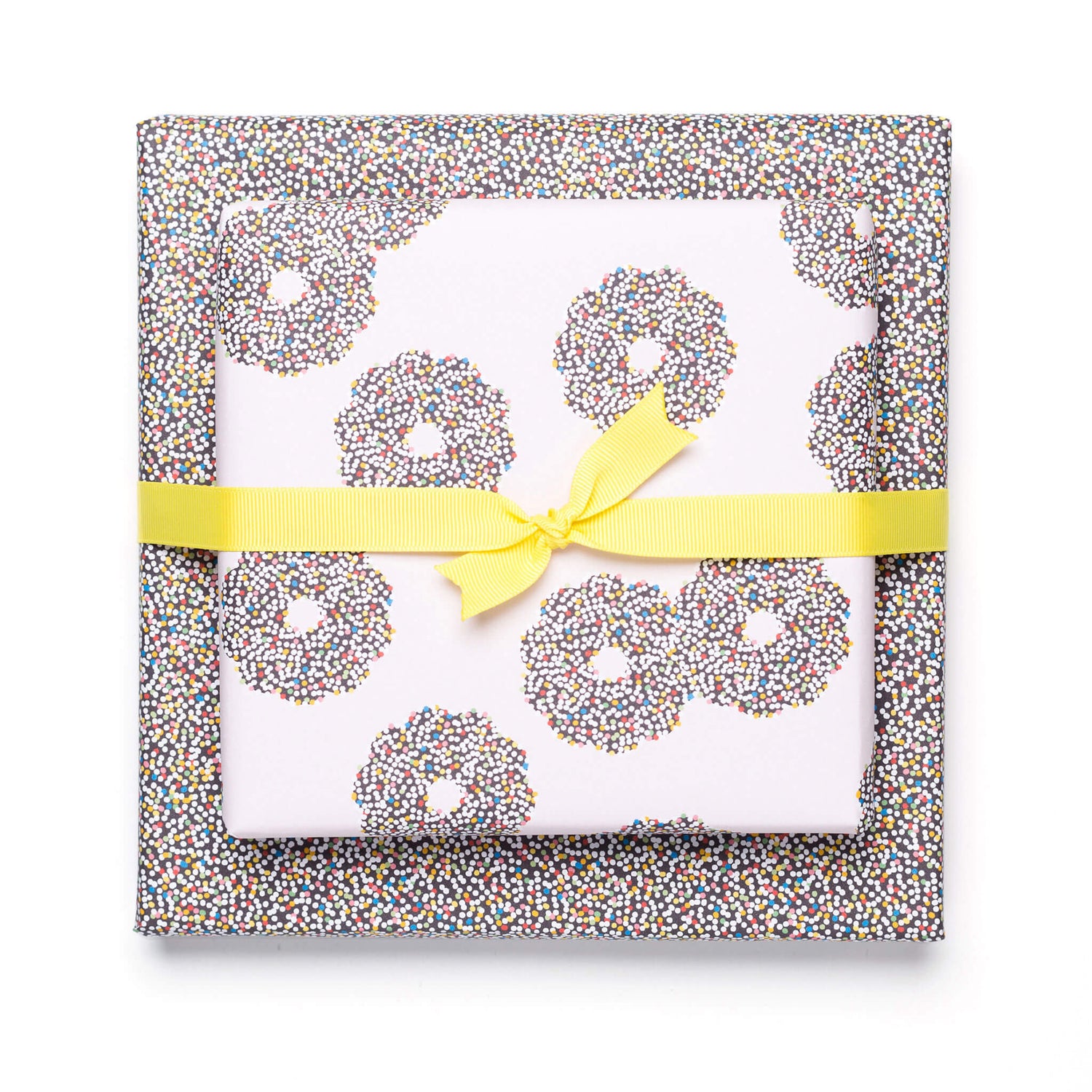 Geschenkpapier "Schokokranz & Zuckerperlen" in blassrosa und braun - doppelseitig bedruckt auf 100% Recyclingpapier  von My Pretty Circus | RW-NON2030-LP