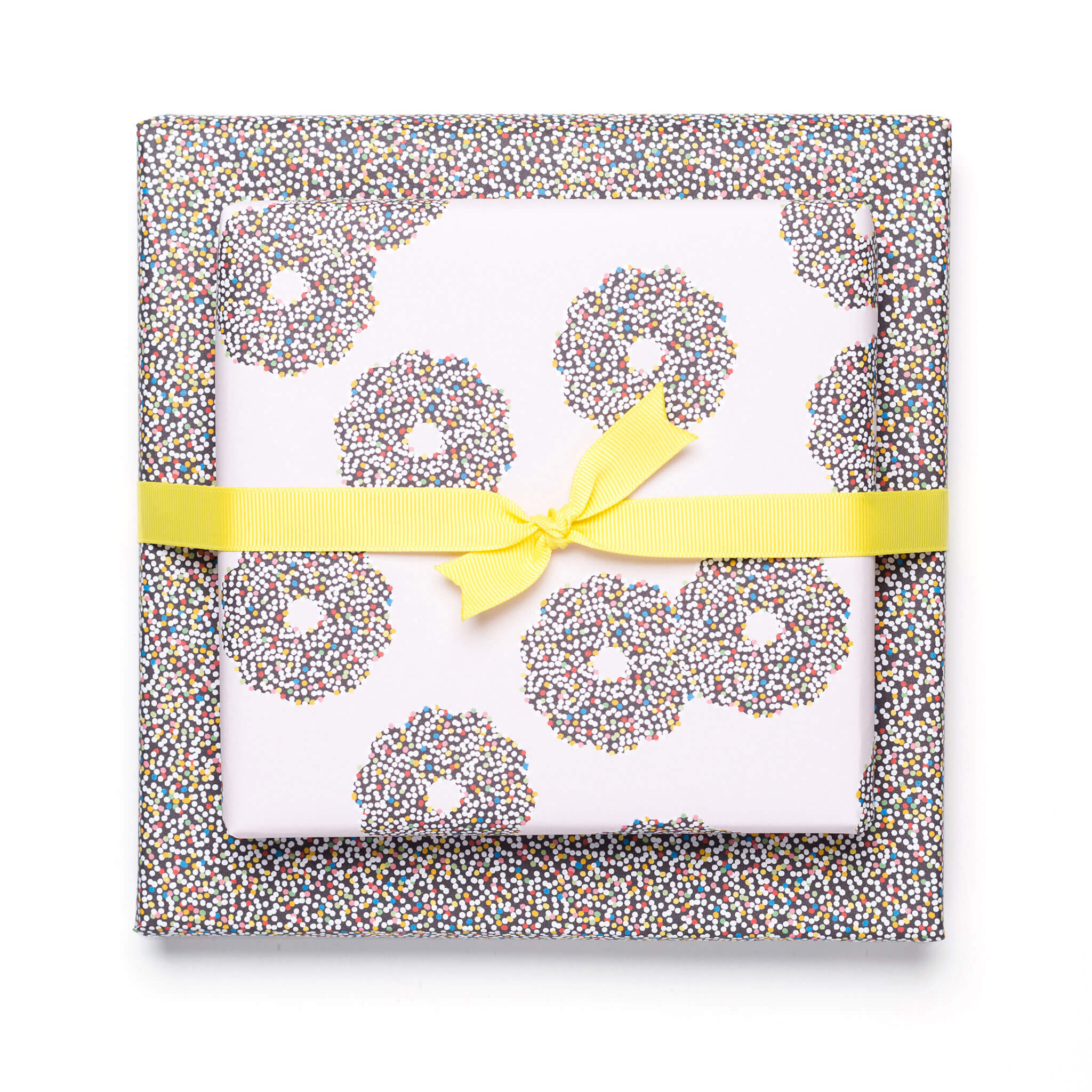 Geschenkpapier "Schokokranz & Zuckerperlen" in blassrosa und braun - doppelseitig bedruckt auf 100% Recyclingpapier von My Pretty Circus | RW-NON2030-LP
