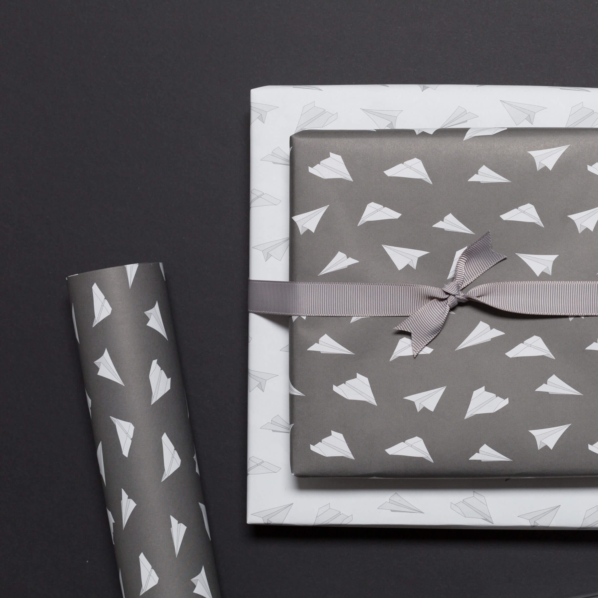 Geschenkpapier "Papierflieger" in grau und weiß - doppelseitig bedruckt auf 100% Recyclingpapier  von My Pretty Circus | RW-PAP1609-DG