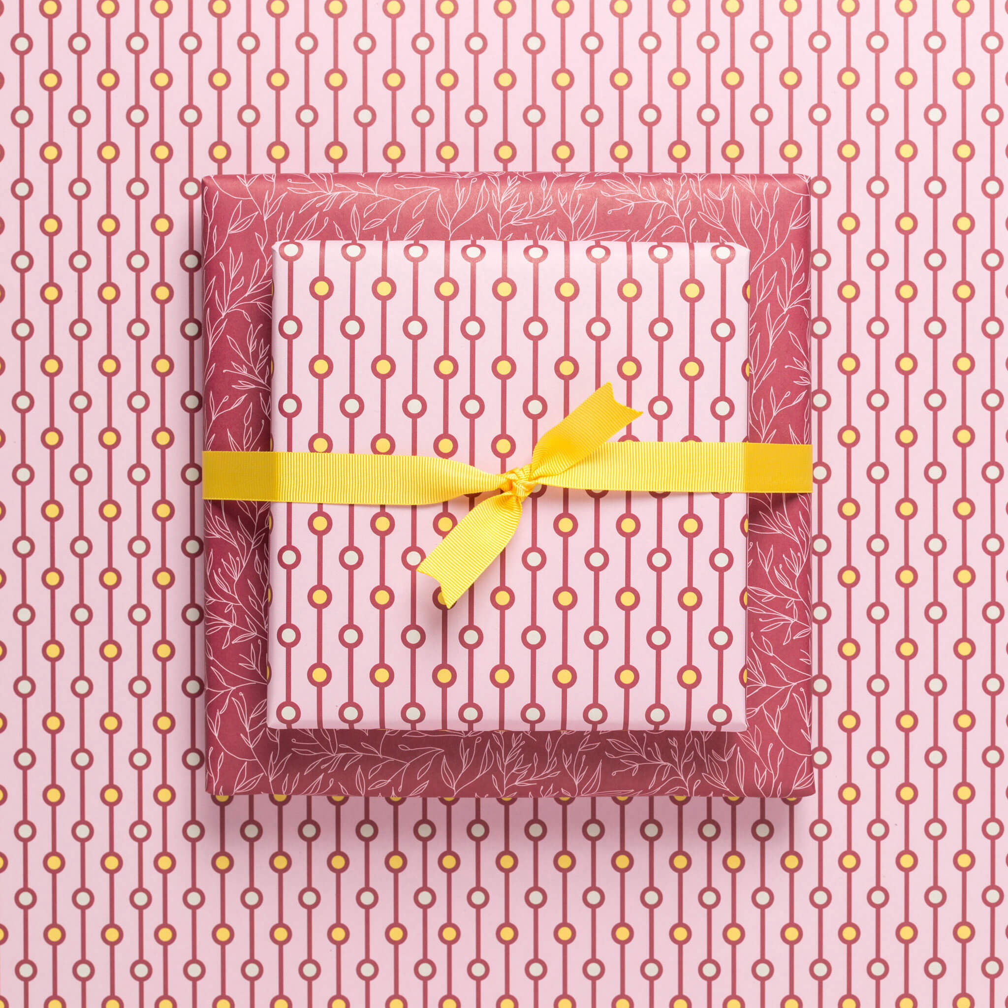 Geschenkpapier "Perlen" und Pflanzen in rosa und weinrot - doppelseitig bedruckt auf 100% Recyclingpapier von My Pretty Circus | RW-PEA1925-DR