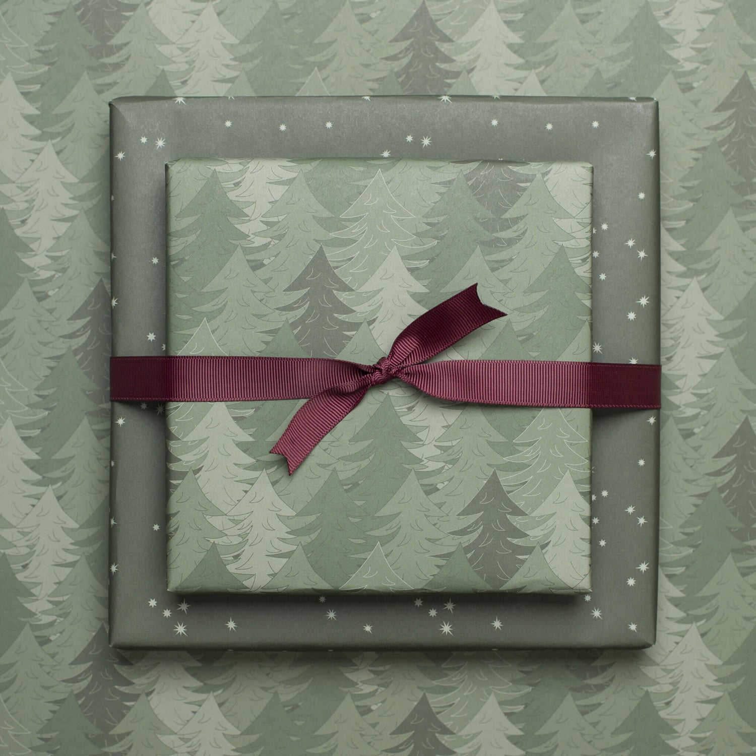 Geschenkpapier "Wald" und Sterne in grün - doppelseitig bedruckt auf 100% Recyclingpapier  von My Pretty Circus | RW-PIN2029-GR