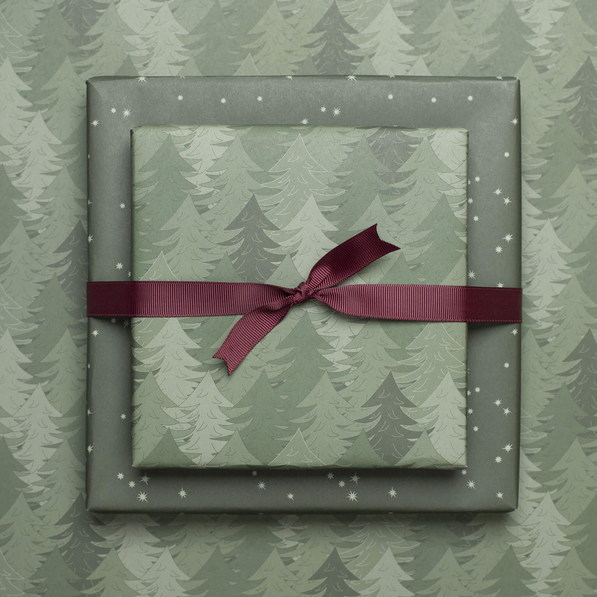 Geschenkpapier "Wald" und Sterne in grün - doppelseitig bedruckt auf 100% Recyclingpapier  von My Pretty Circus | RW-PIN2029-GR