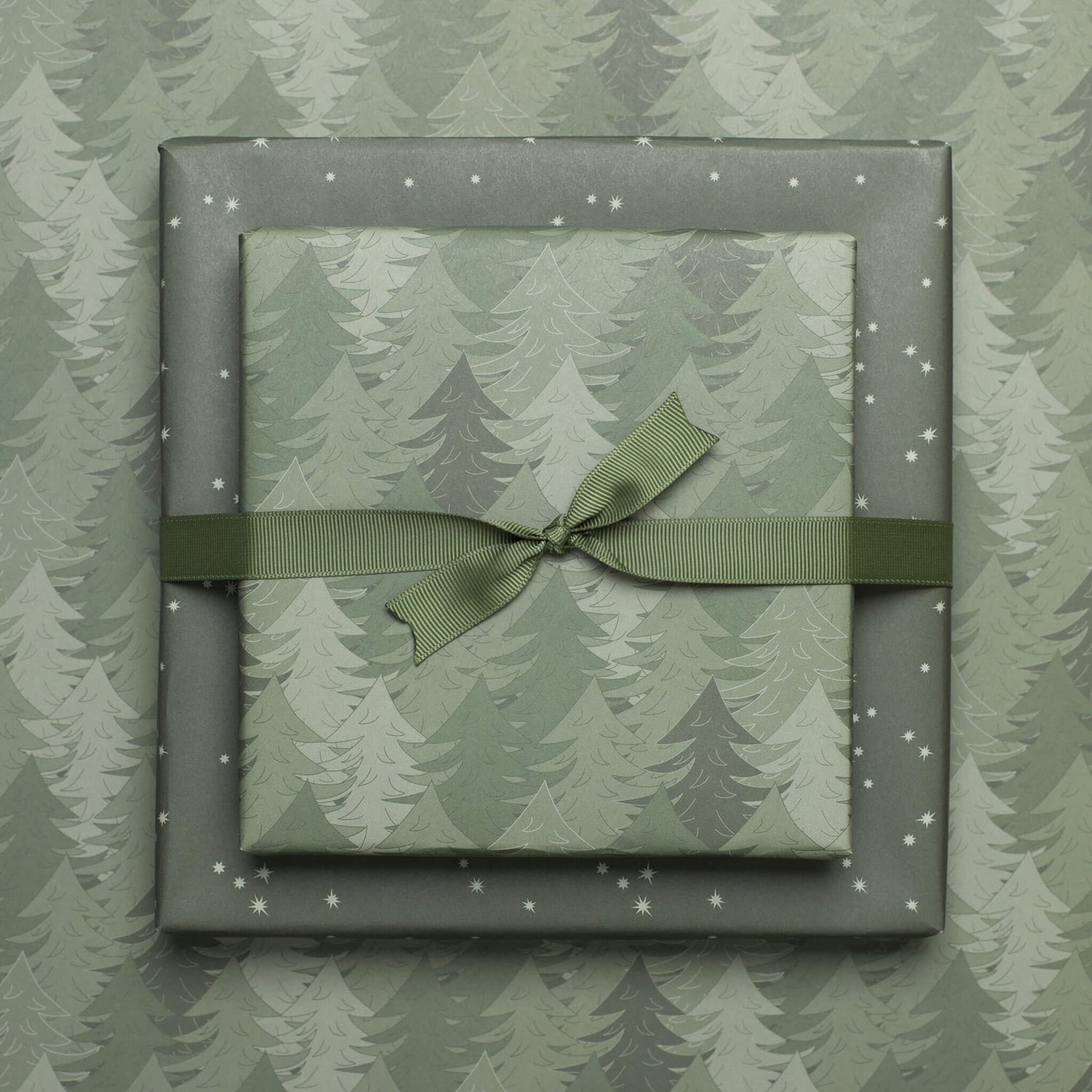 Geschenkpapier "Wald" und Sterne in grün - doppelseitig bedruckt auf 100% Recyclingpapier  von My Pretty Circus | RW-PIN2029-GR