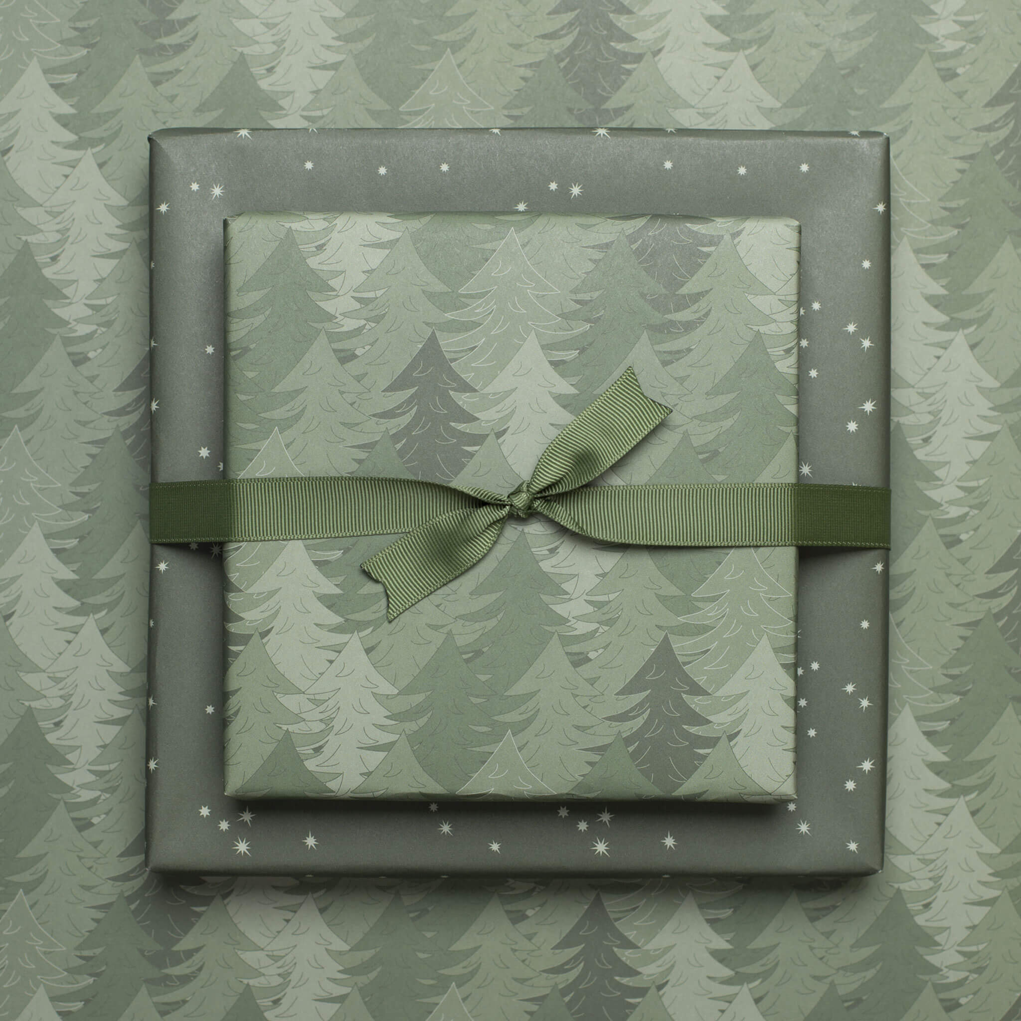 Geschenkpapier "Wald" und Sterne in grün - doppelseitig bedruckt auf 100% Recyclingpapier  von My Pretty Circus | RW-PIN2029-GR