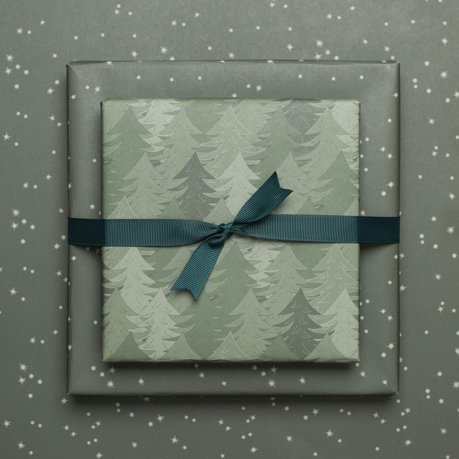 Geschenkpapier "Wald" und Sterne in grün - doppelseitig bedruckt auf 100% Recyclingpapier  von My Pretty Circus | RW-PIN2029-GR