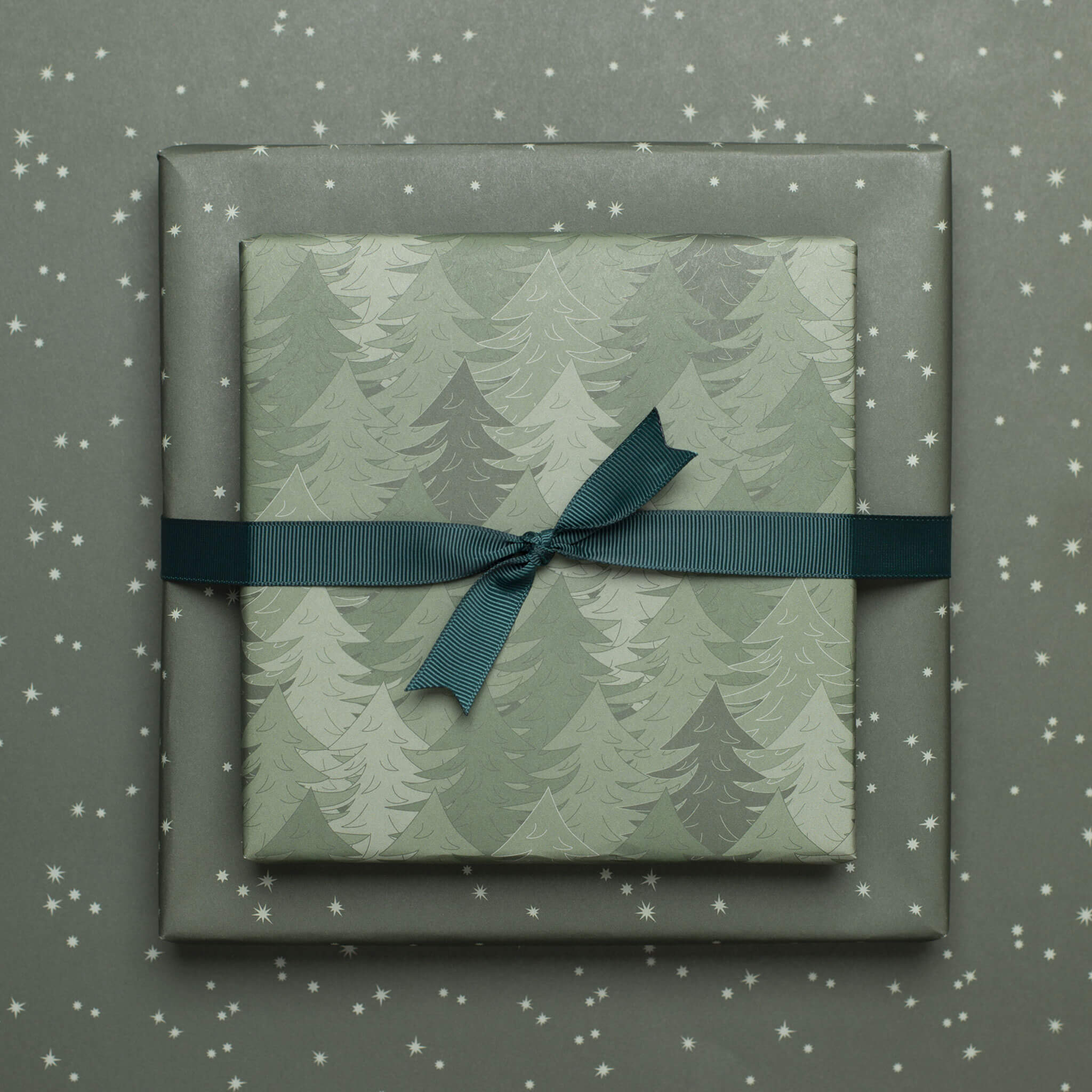 Geschenkpapier "Wald" und Sterne in grün - doppelseitig bedruckt auf 100% Recyclingpapier  von My Pretty Circus | RW-PIN2029-GR