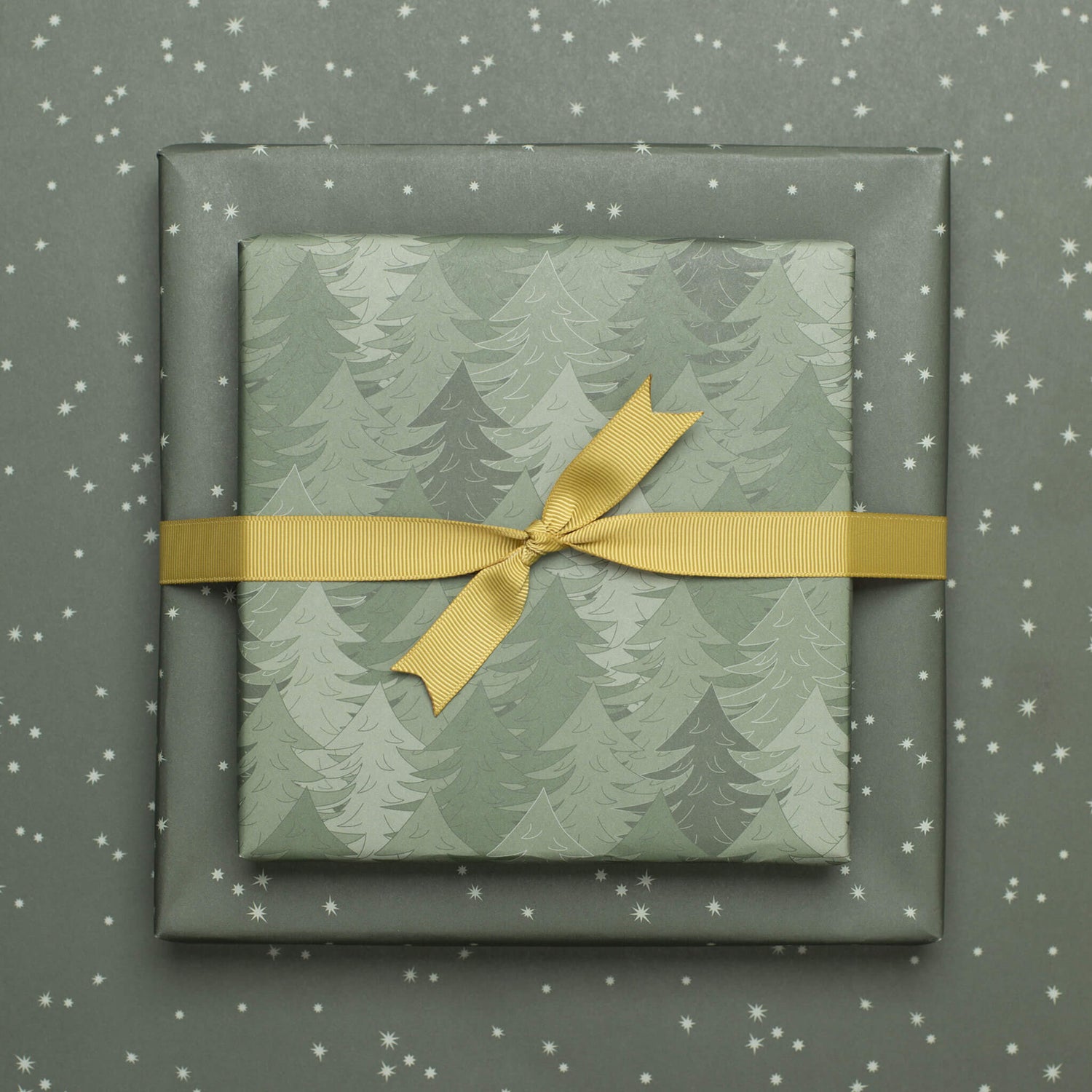 Geschenkpapier "Wald" und Sterne in grün - doppelseitig bedruckt auf 100% Recyclingpapier  von My Pretty Circus | RW-PIN2029-GR