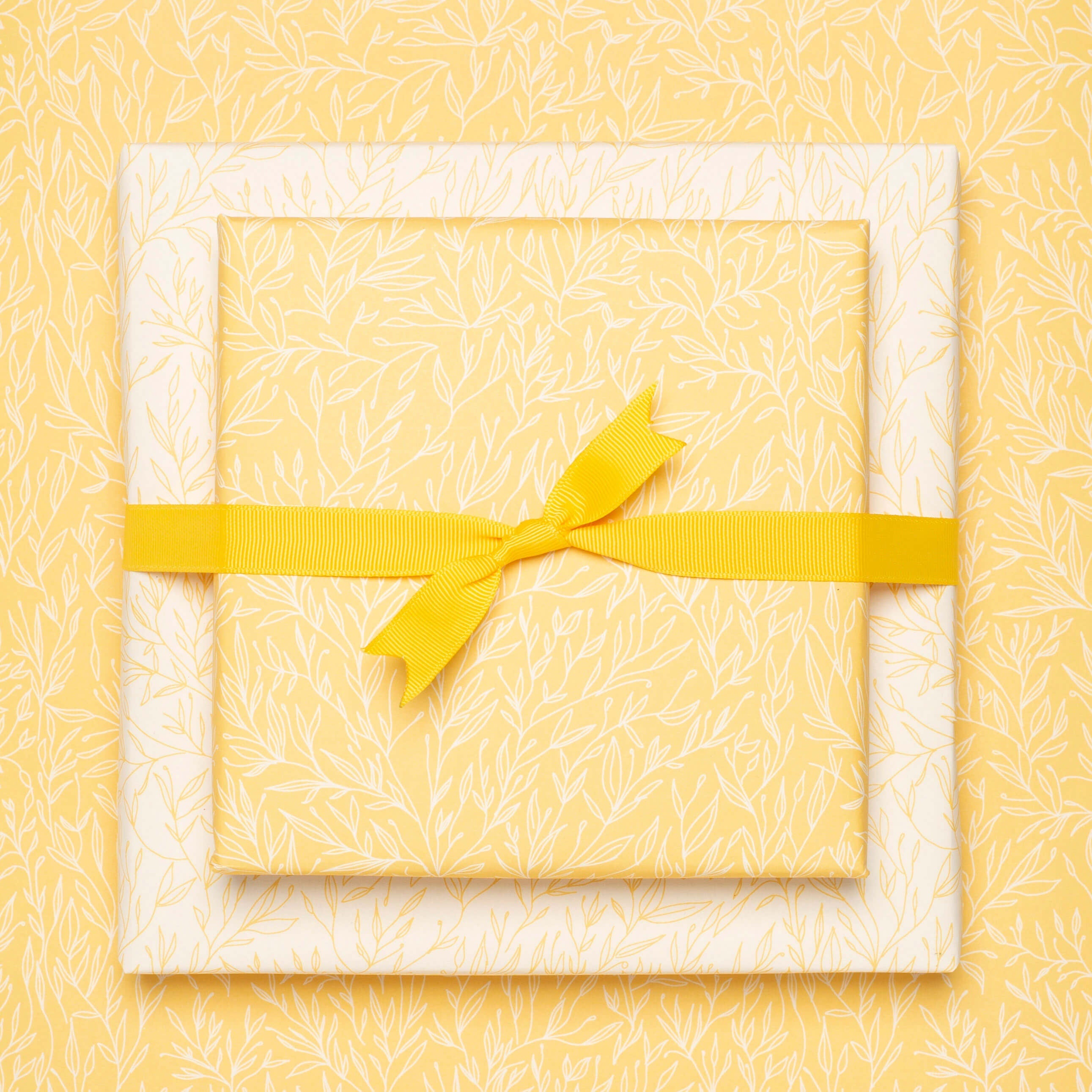 Geschenkpapier "Pflanzen" mit zartgelbem Pflanzenmuster - doppelseitig bedruckt auf 100% Recyclingpapier von My Pretty Circus | RW-PLA2139-YE