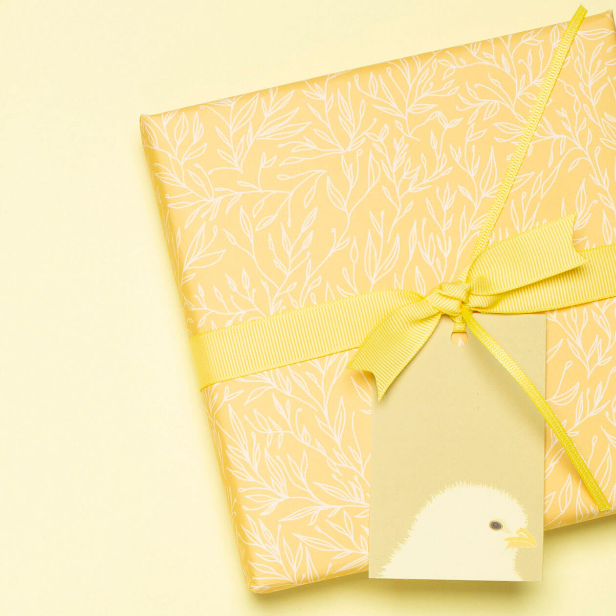 Geschenkpapier "Pflanzen" mit zartgelbem Pflanzenmuster - doppelseitig bedruckt auf 100% Recyclingpapier von My Pretty Circus | RW-PLA2139-YE