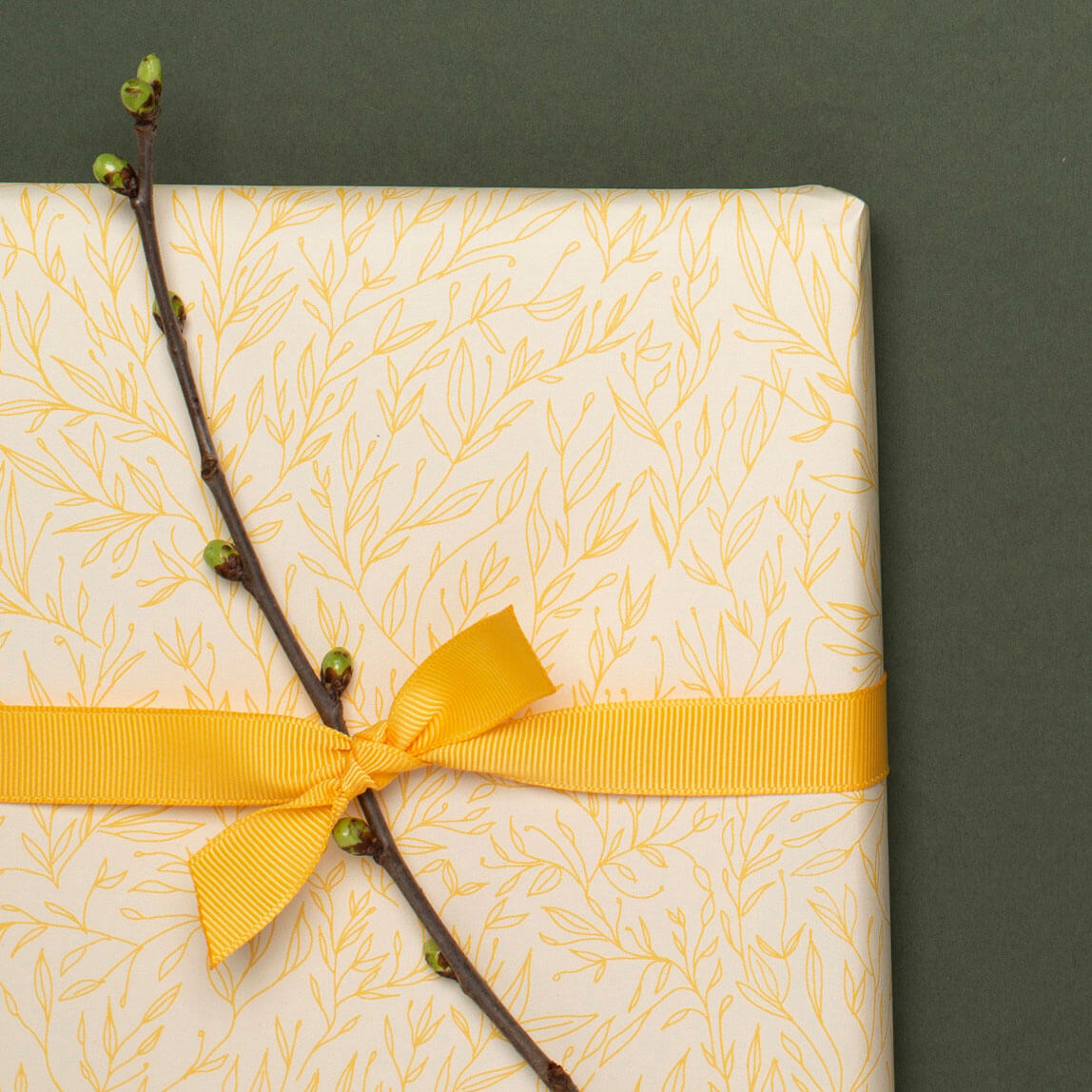 Geschenkpapier "Pflanzen" mit zartgelbem Pflanzenmuster - doppelseitig bedruckt auf 100% Recyclingpapier von My Pretty Circus | RW-PLA2139-YE