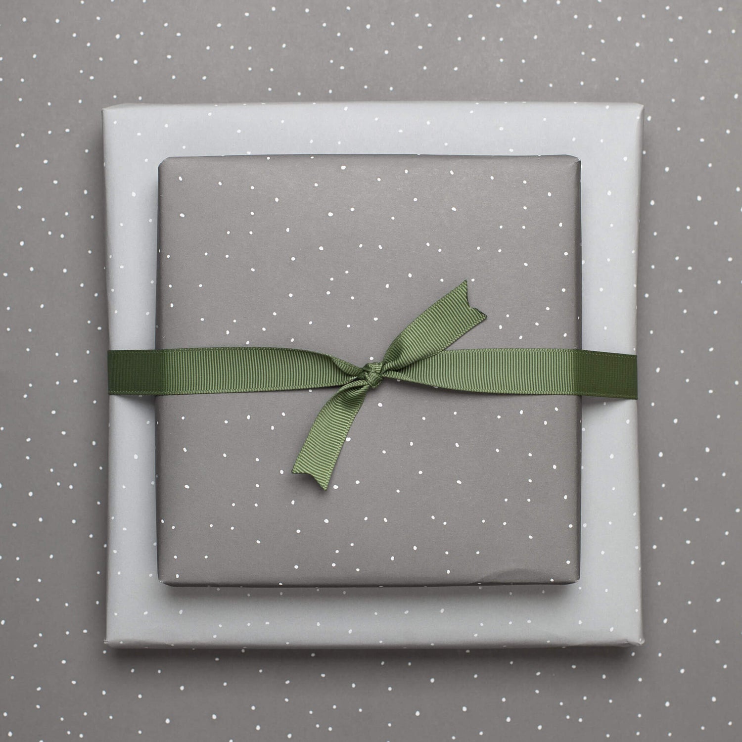 Geschenkpapier "Schneesturm" - mit Punkten in grau und weiß - doppelseitig bedruckt auf 100% Recyclingpapier  von My Pretty Circus | RW-SNO1620-DG
