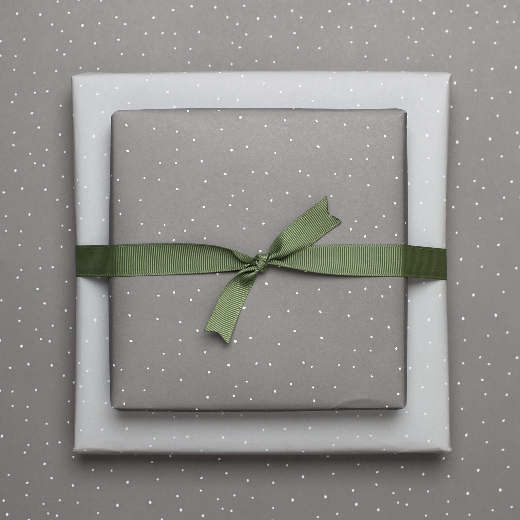 Geschenkpapier "Schneesturm" - mit Punkten in grau und weiß - doppelseitig bedruckt auf 100% Recyclingpapier von My Pretty Circus | RW-SNO1620-DG