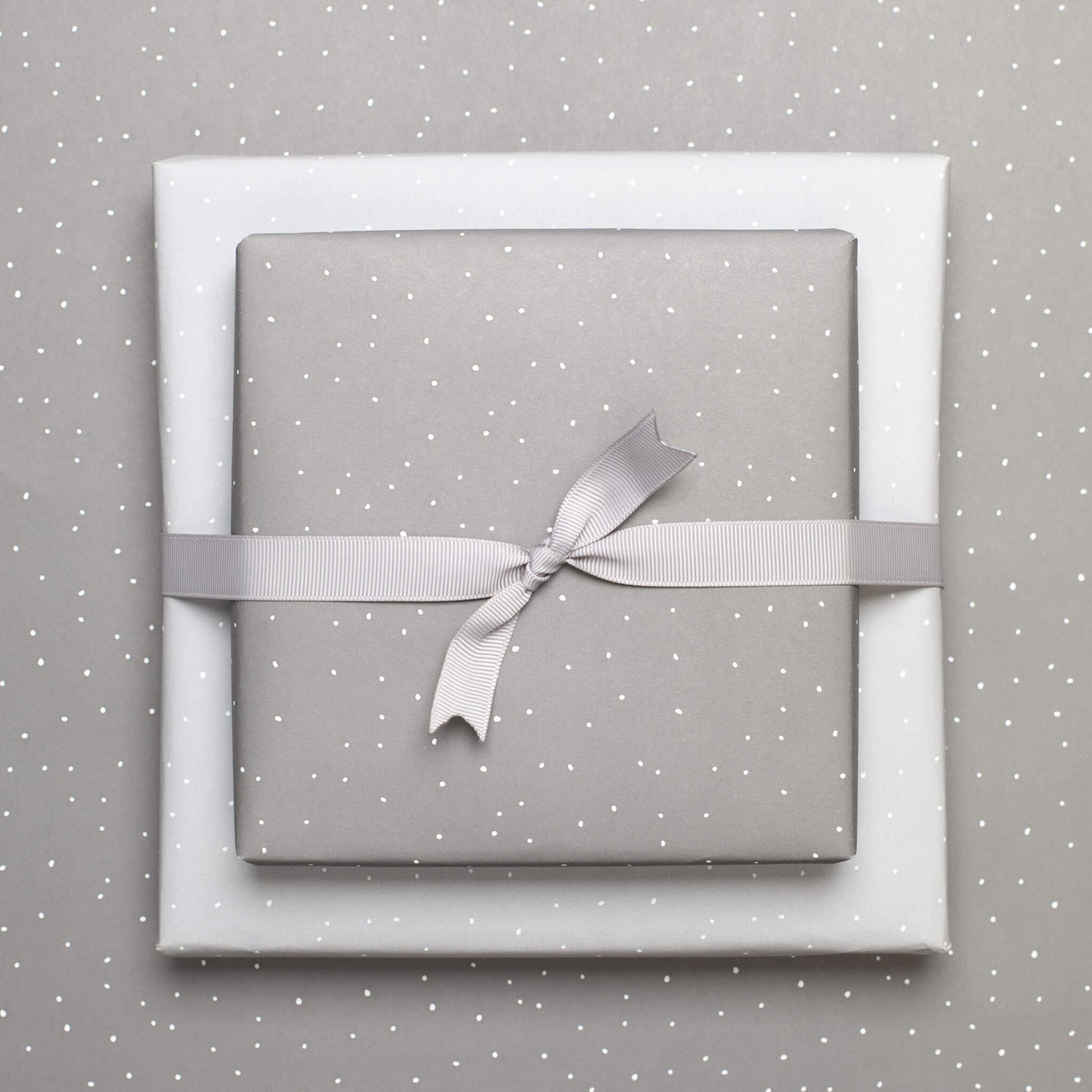 Geschenkpapier "Schneesturm" - mit Punkten in grau und weiß - doppelseitig bedruckt auf 100% Recyclingpapier  von My Pretty Circus | RW-SNO1620-DG