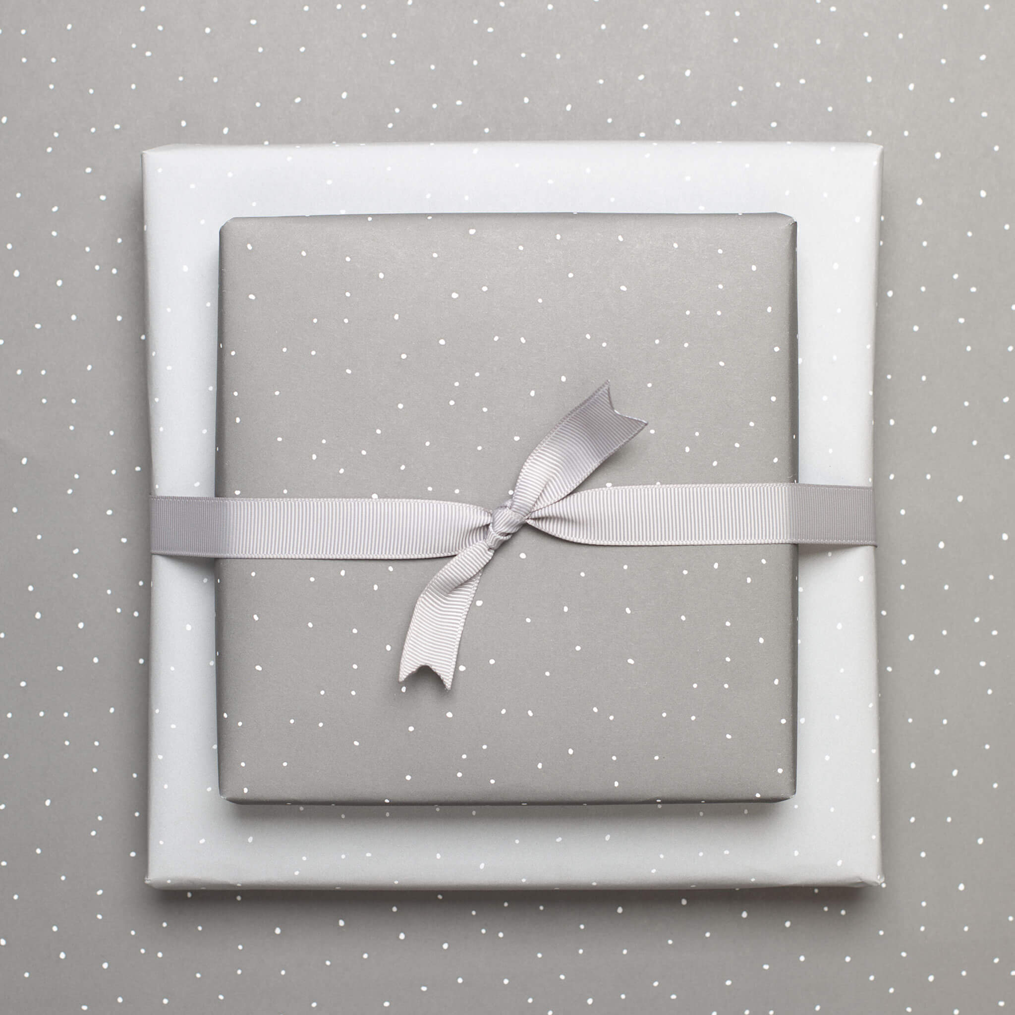 Geschenkpapier "Schneesturm" - mit Punkten in grau und weiß - doppelseitig bedruckt auf 100% Recyclingpapier von My Pretty Circus | RW-SNO1620-DG