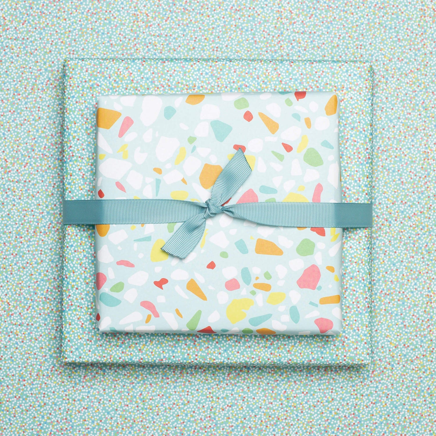Geschenkpapier "Terrazzo" - mit türkis Terrazzomuster & kleine Punkte - doppelseitig bedruckt auf 100% Recyclingpapier  von My Pretty Circus | RW-TER2037-TQ
