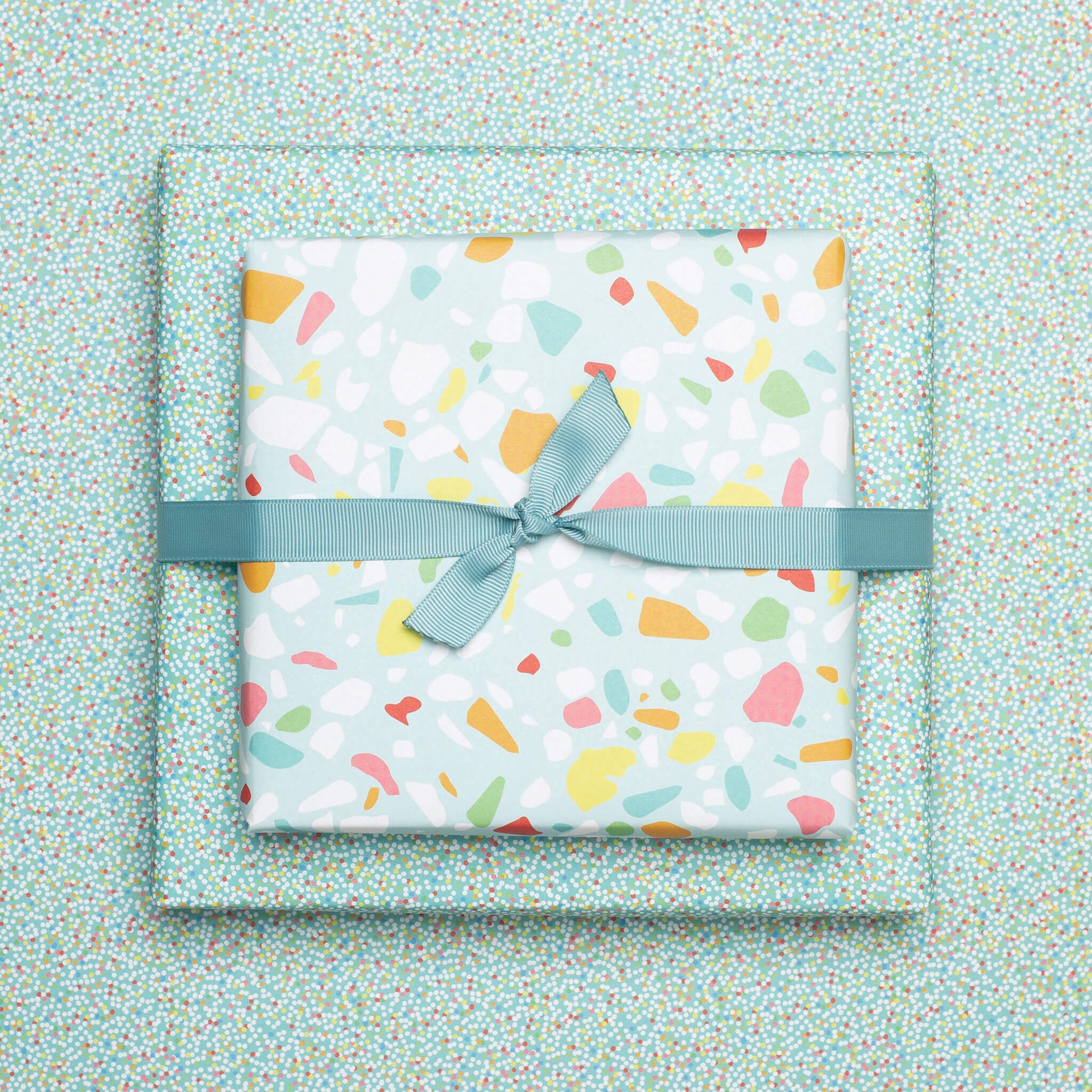 Geschenkpapier "Terrazzo" - mit türkis Terrazzomuster & kleine Punkte - doppelseitig bedruckt auf 100% Recyclingpapier von My Pretty Circus | RW-TER2037-TQ