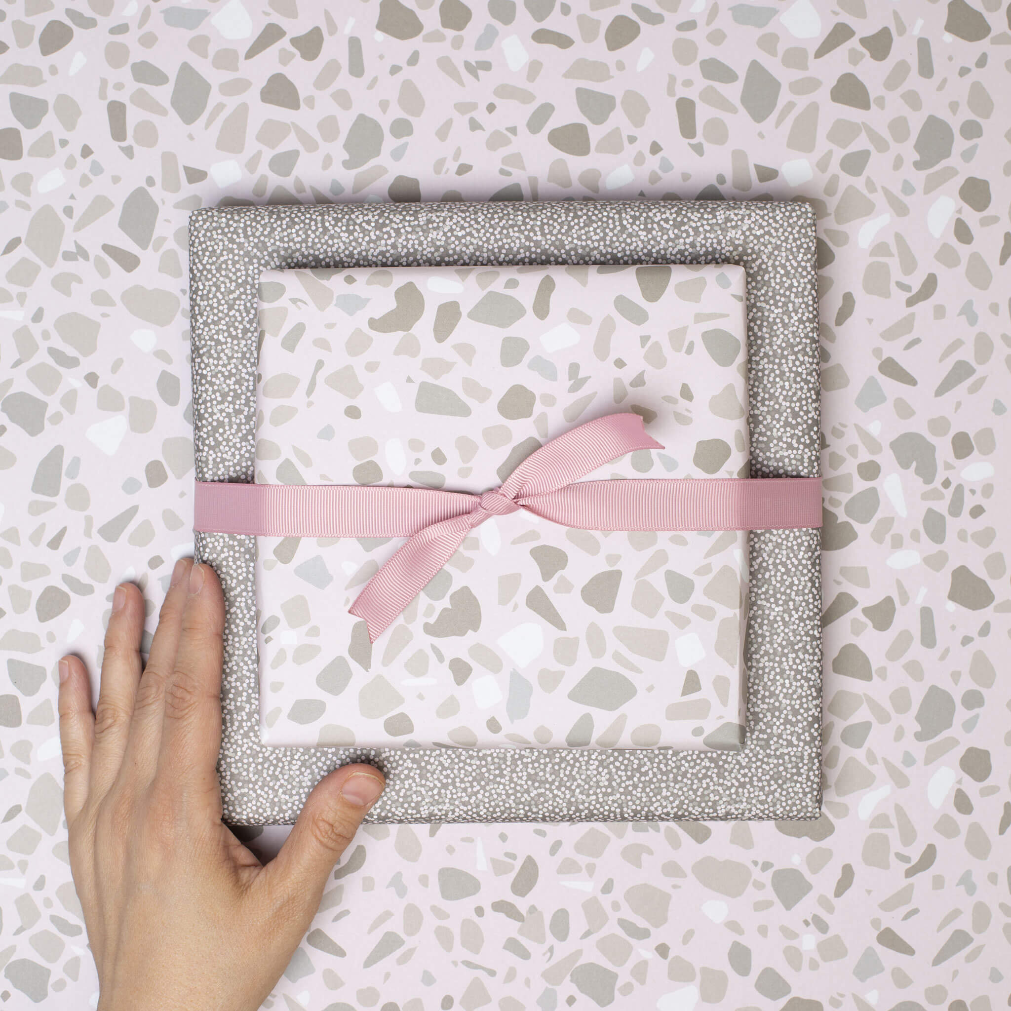 Geschenkpapier "Terrazzo" mit blassrosa Terrazzomuster - doppelseitig bedruckt auf 100% Recyclingpapier von My Pretty Circus | RW-TER2138-PA