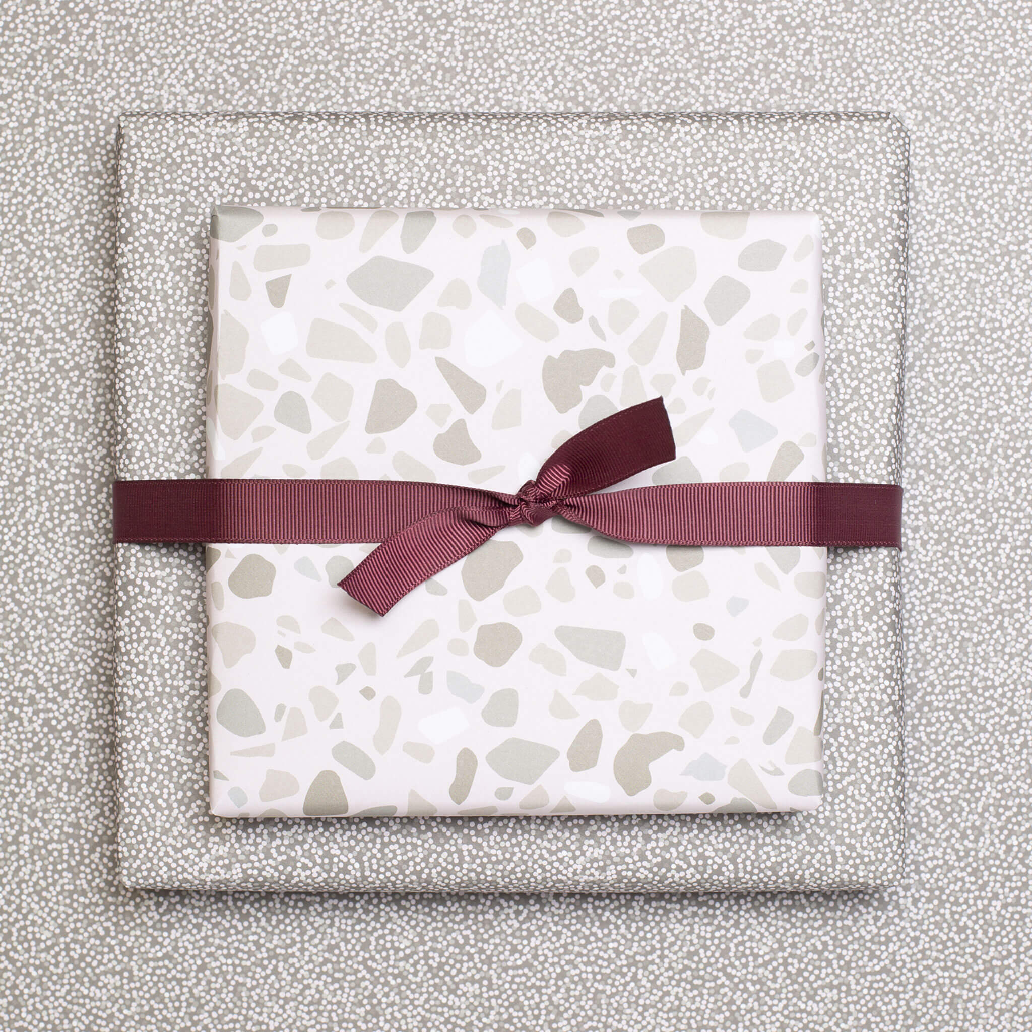 Geschenkpapier "Terrazzo" mit blassrosa Terrazzomuster - doppelseitig bedruckt auf 100% Recyclingpapier von My Pretty Circus | RW-TER2138-PA blassrosa Terrazzomuster - doppelseitig bedruckt auf 100% Recyclingpapier von My Pretty Circus | RW-TER2138-PA