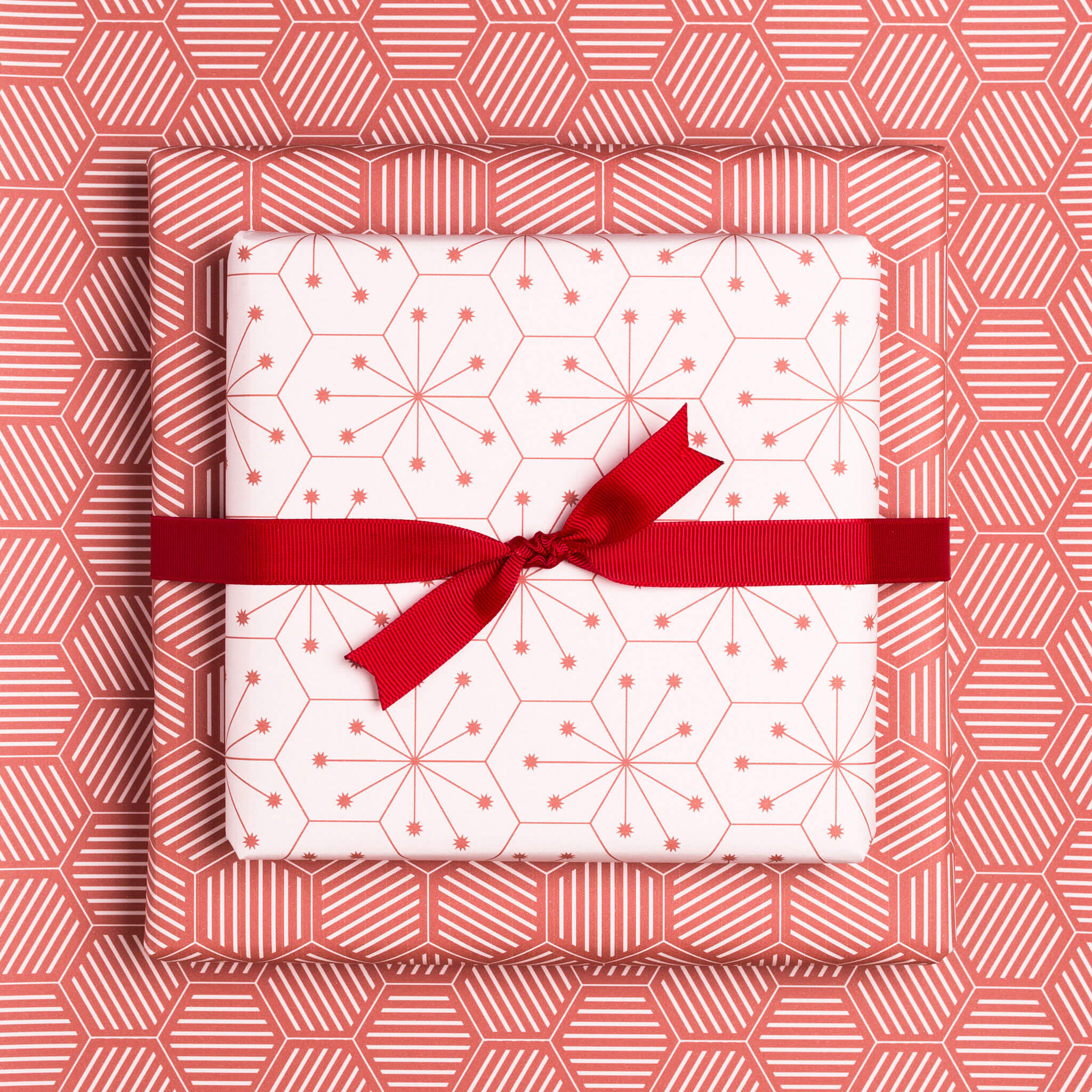 Geschenkpapier "Fliesen" in altrosa und rostrot - doppelseitig bedruckt auf 100% Recyclingpapier von My Pretty Circus | RW-TIL2033-OR